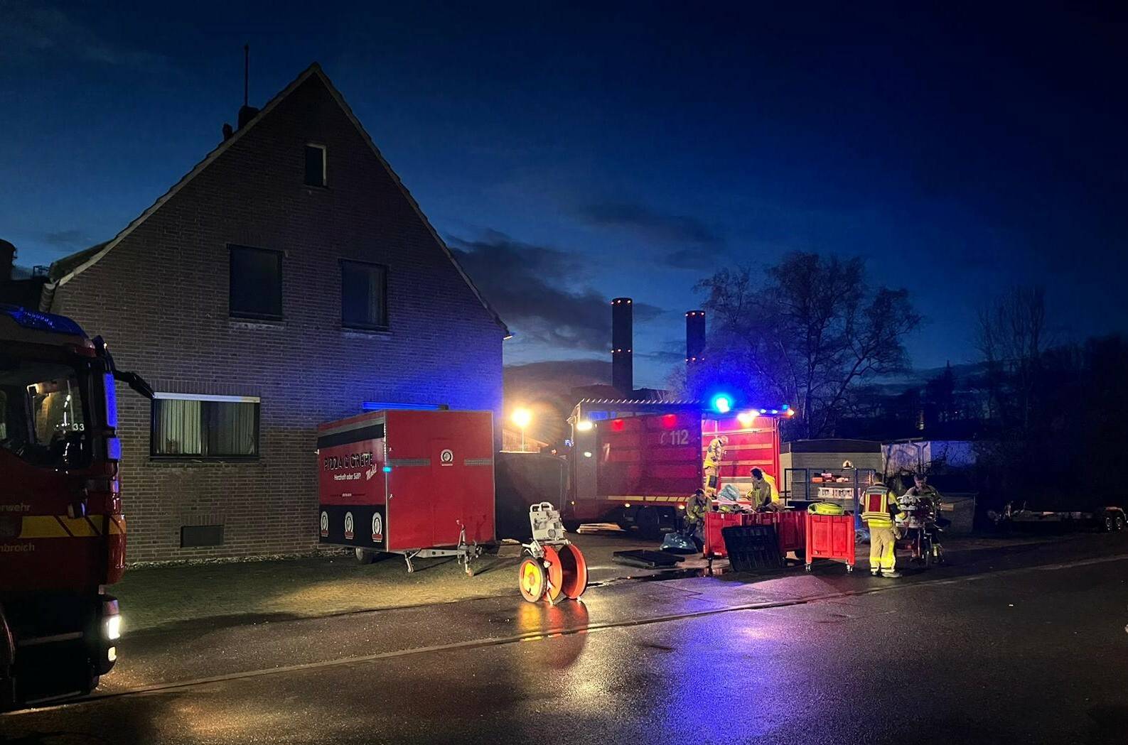  Brandeinsatz nach einer Explosion in Gindorf. 