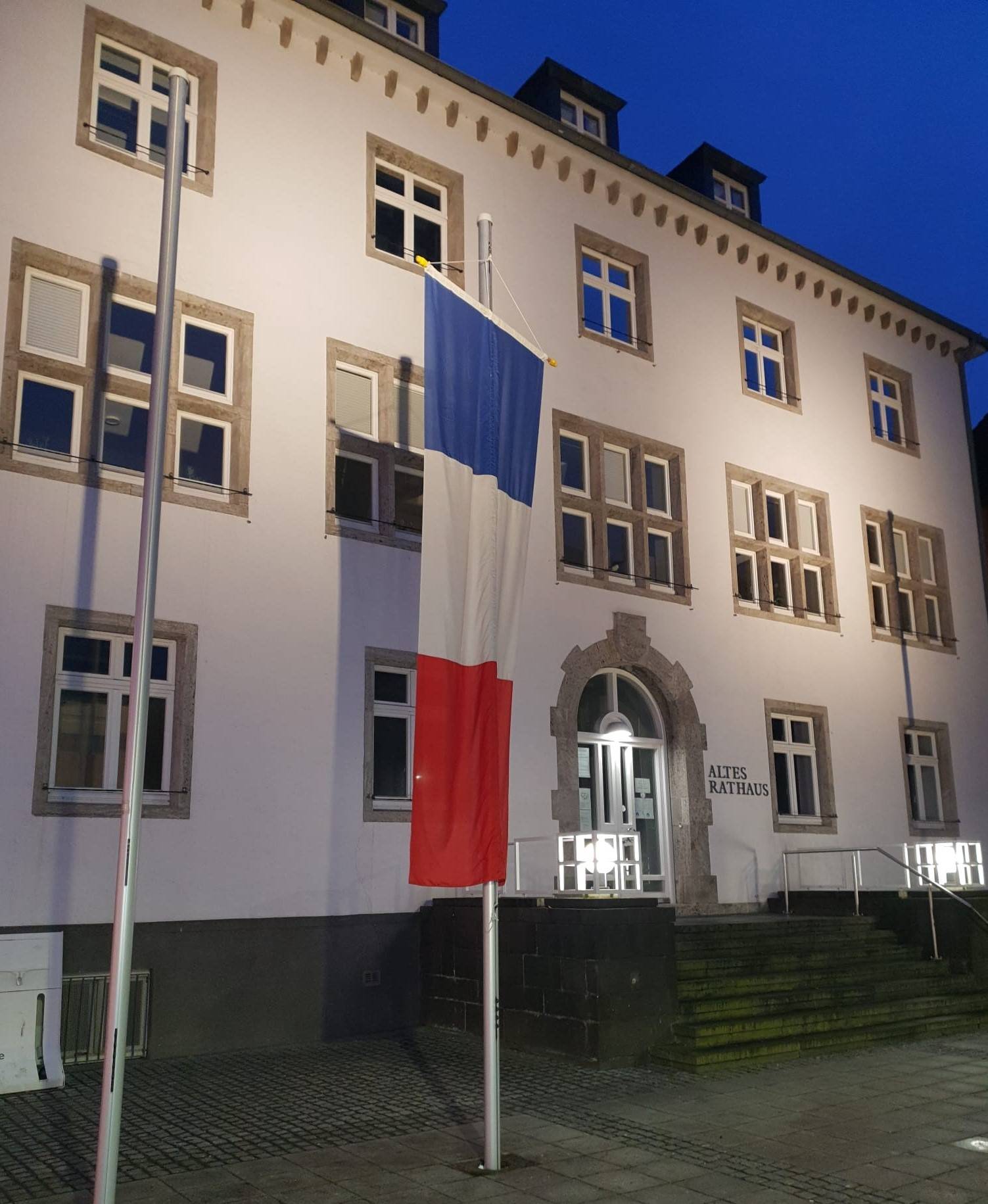 Fahnenschmuck vor dem „Alten Rathaus“.