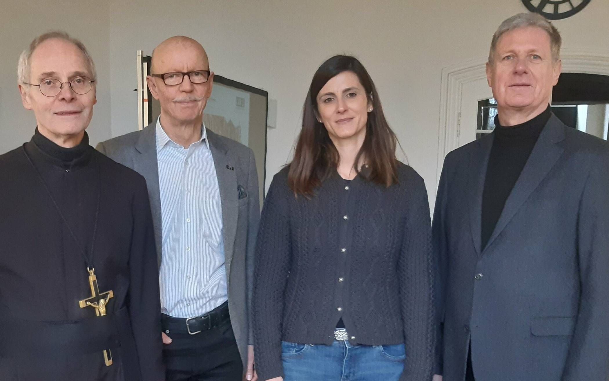 Von links: Pater Andreas Petith, Bürgermeister Harald Zillikens, Autorin Nadja Fröhlich vom LVR und Gerhard Odenkirchen, Vorsitzender des Fördervereins Nikolauskloster. 