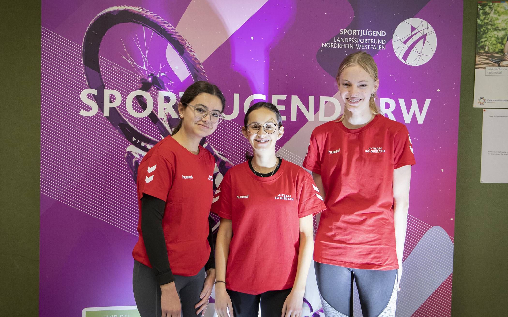 Vertreterinnen des J-Teams (von links): Mireya, Indira und Jana.  