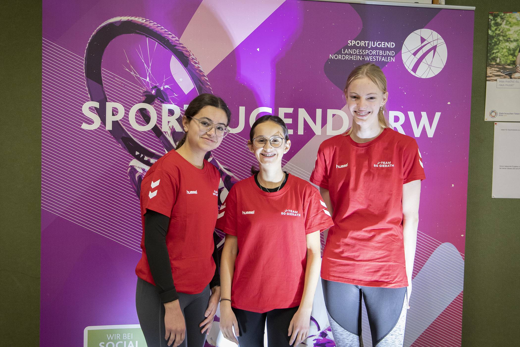 Vertreterinnen des J-Teams (von links): Mireya, Indira und Jana.  