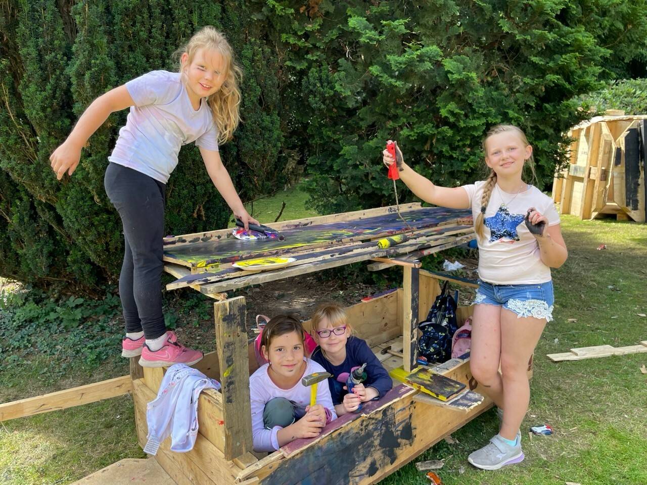  Die Anmeldungen für den Bauspielplatz in Hochneukirch sind freigeschaltet. Auf die Kids wartet wieder eine Woche voller Kreativität.  