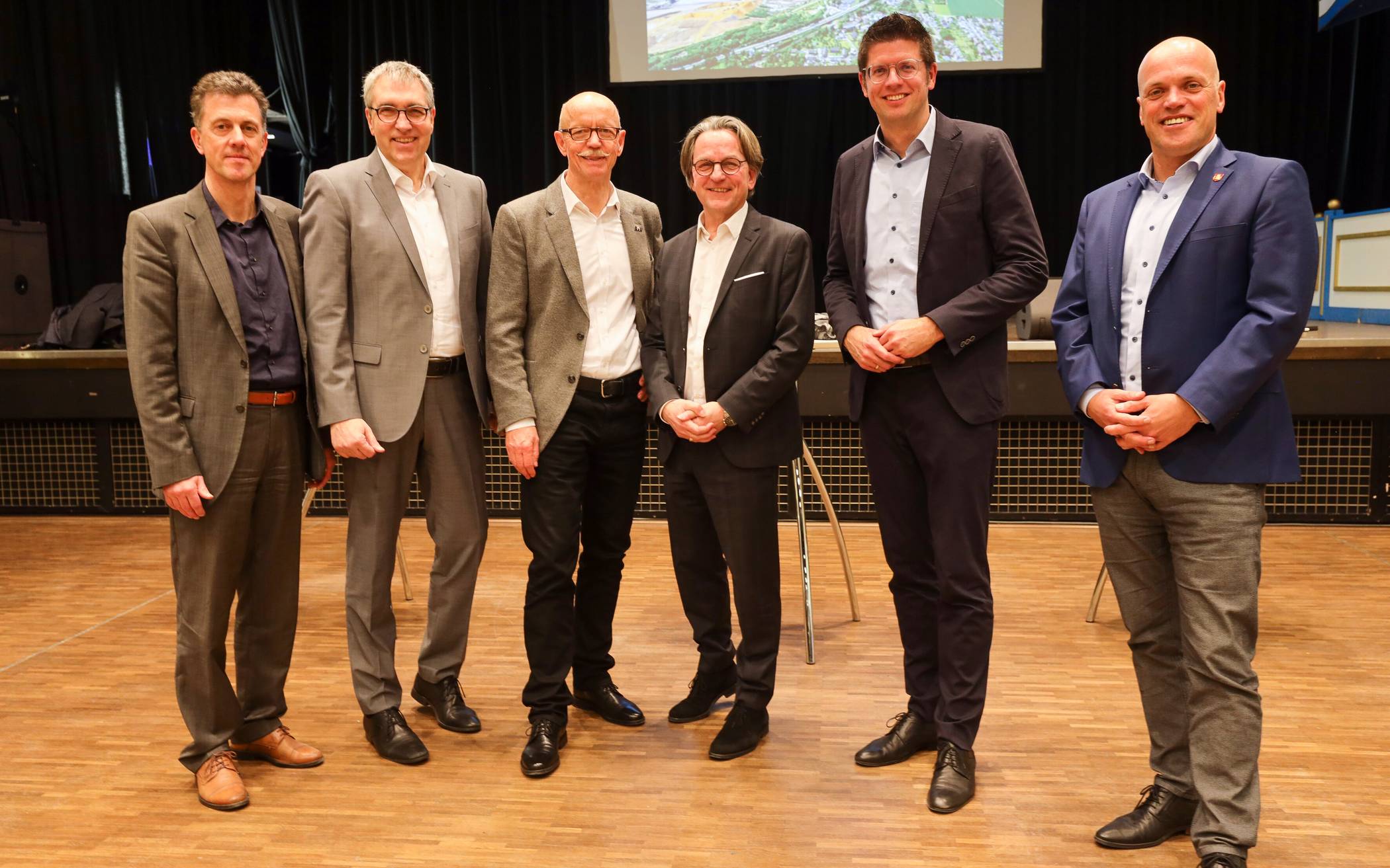 Werben gemeinsam für die IGA 2037 im Gebiet des Zweckverbandes Landfolge Garzweiler (von rechts): Klaus Krützen, Bürgermeister von Grevenbroich, Stephan Muckel, Bürgermeister von Erkelenz, Dr. Gregor Bonin als Vorsteher des Zweckverbandes, Harald Zillikens, Bürgermeister von Jüchen, der Bürgermeister von Titz Jürgen Frantzen sowie Volker Mielchen, Geschäftsführer des Zweckverbandes.