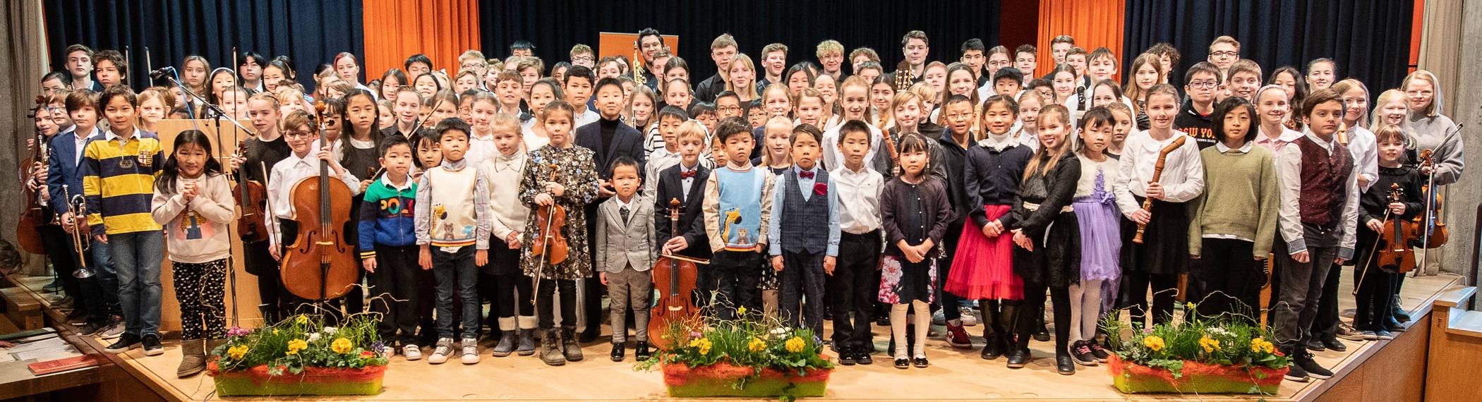 Die Preisträger beim Abschlusskonzert des Regionalwettbewerbs „Jugend musiziert“ in der Aula des Gymnasiums Korschenbroich.