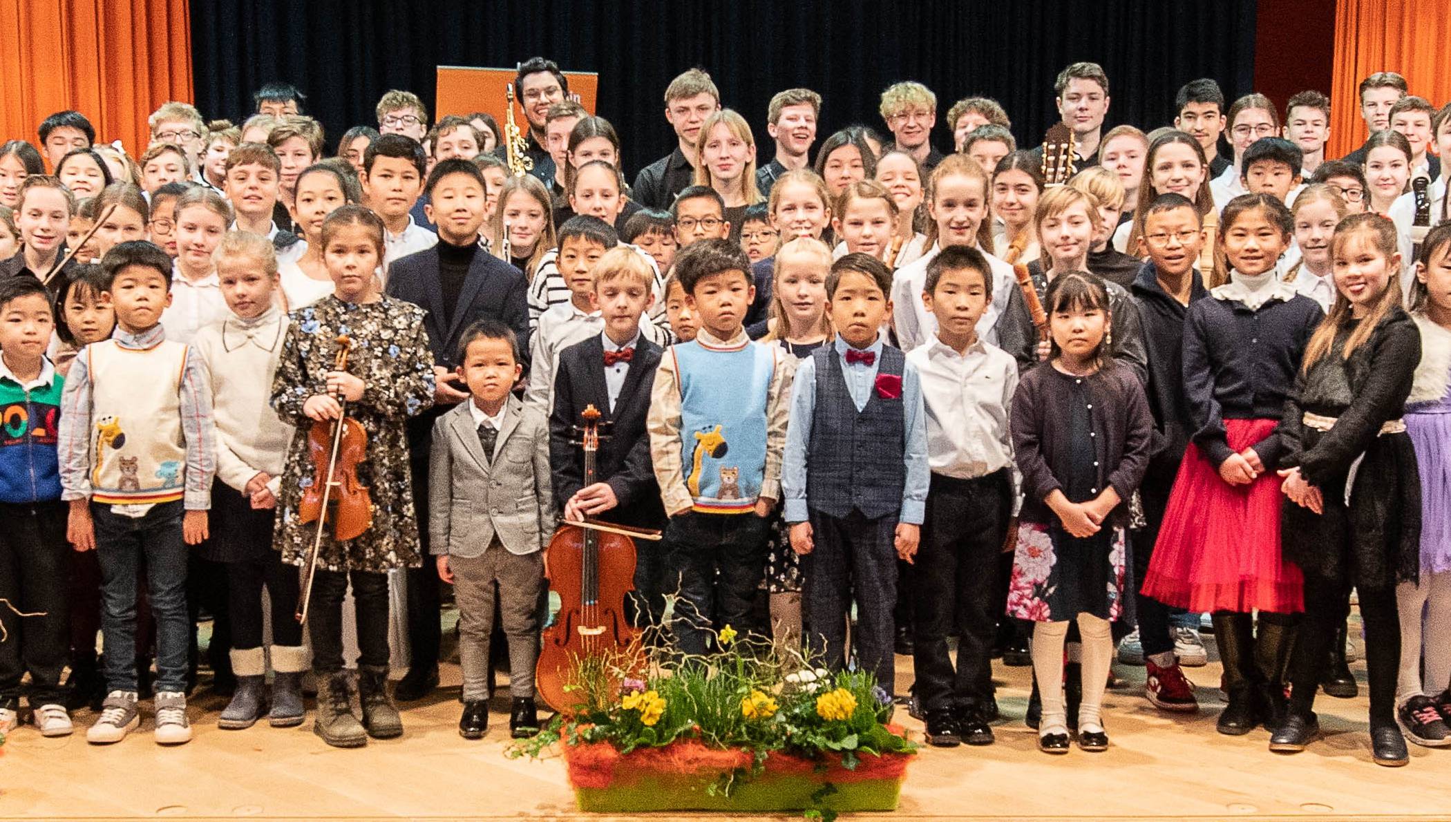 Die Preisträger beim Abschlusskonzert des Regionalwettbewerbs „Jugend musiziert“ in der Aula des Gymnasiums Korschenbroich.