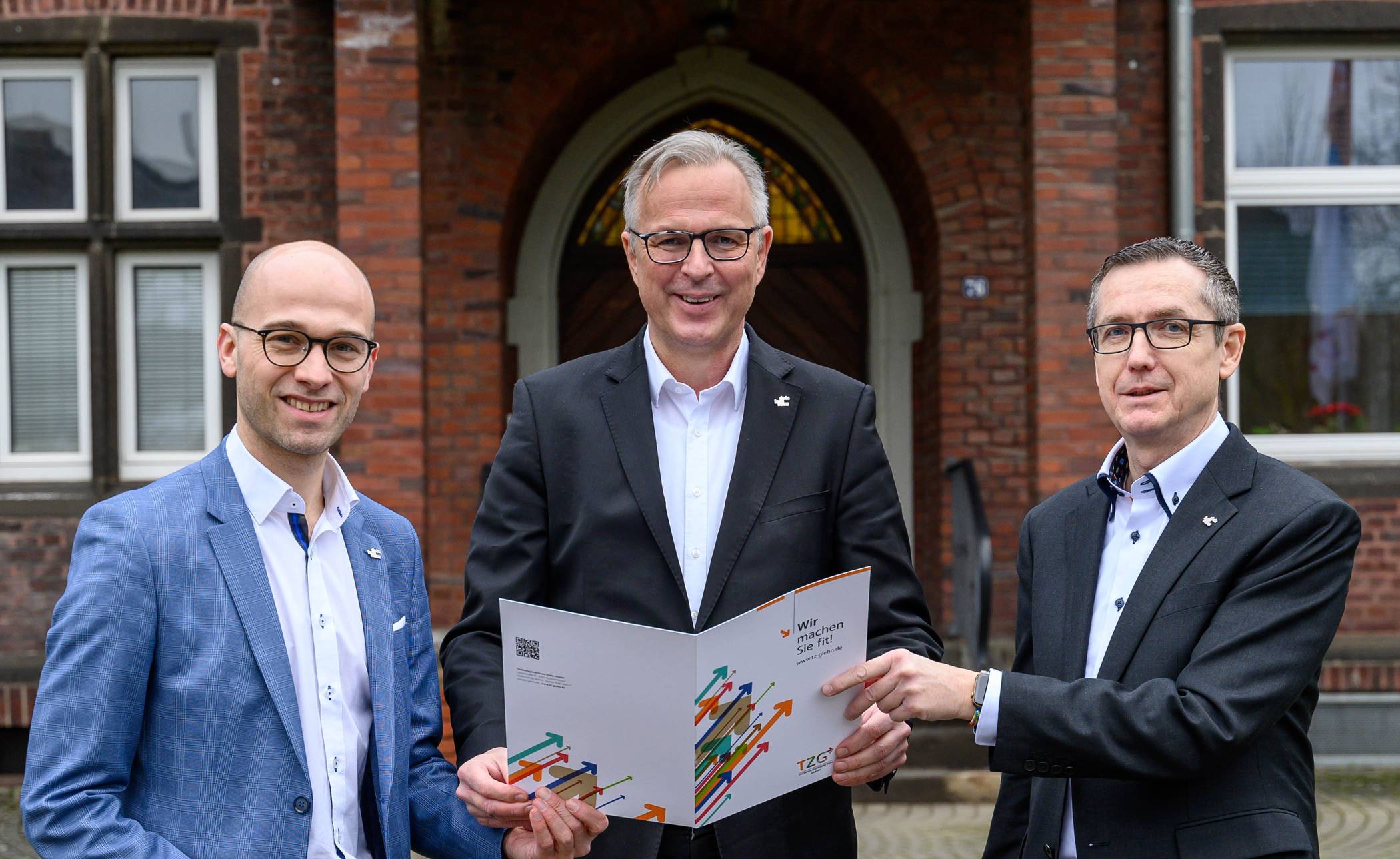  Kreisdirektor Dirk Brügge (Mitte) überreicht den Zuwendungsbescheid für das Projekt „Ankommen im Rhein-Kreis“ an die TZG-Geschäftsführer Benjamin Josephs und Raimund Franzen (v.on links). 