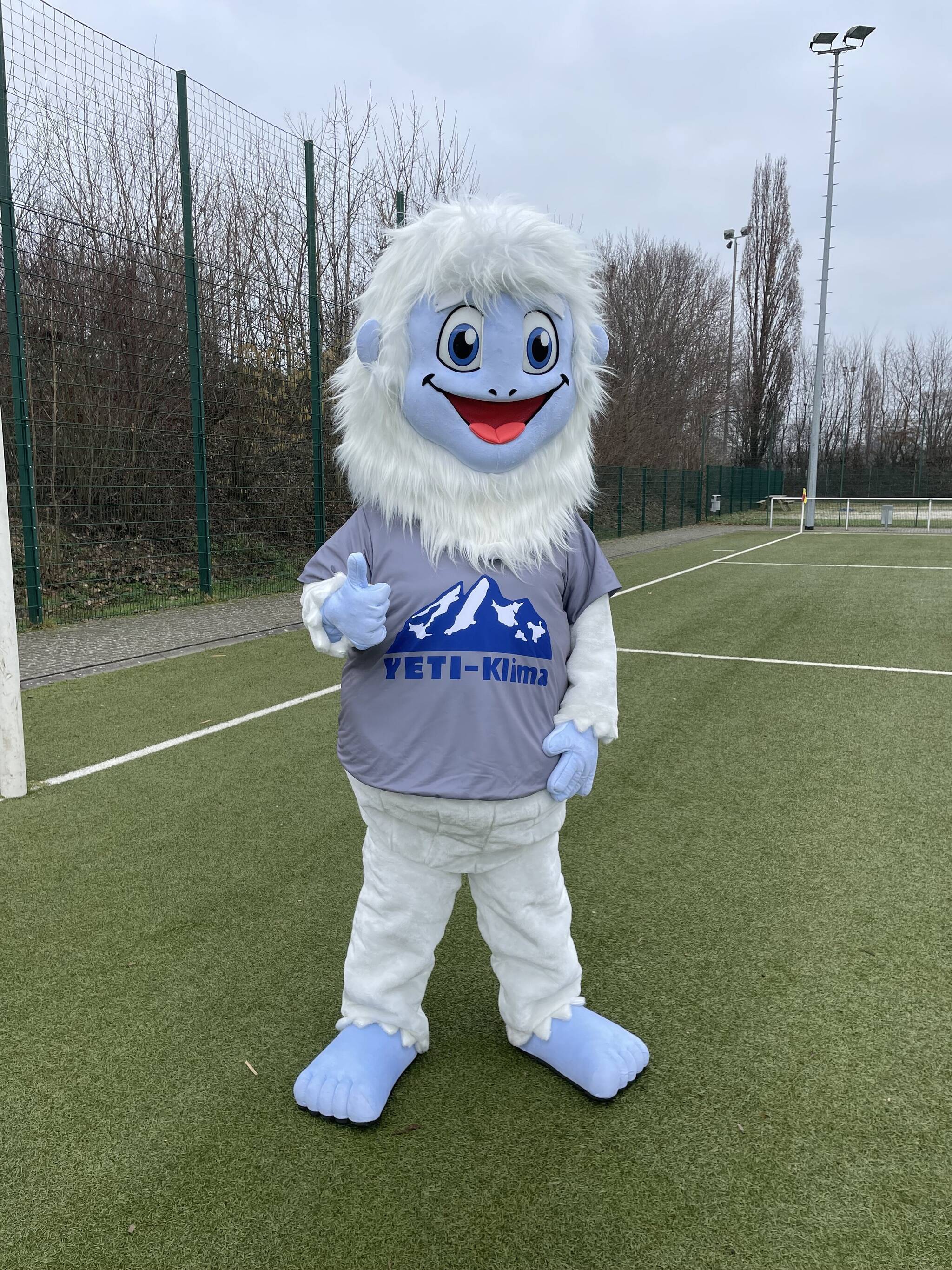  Der Yeti ist das Maskottchen des VfB Hochneukirch und gibt dem Cup seinen Namen. 