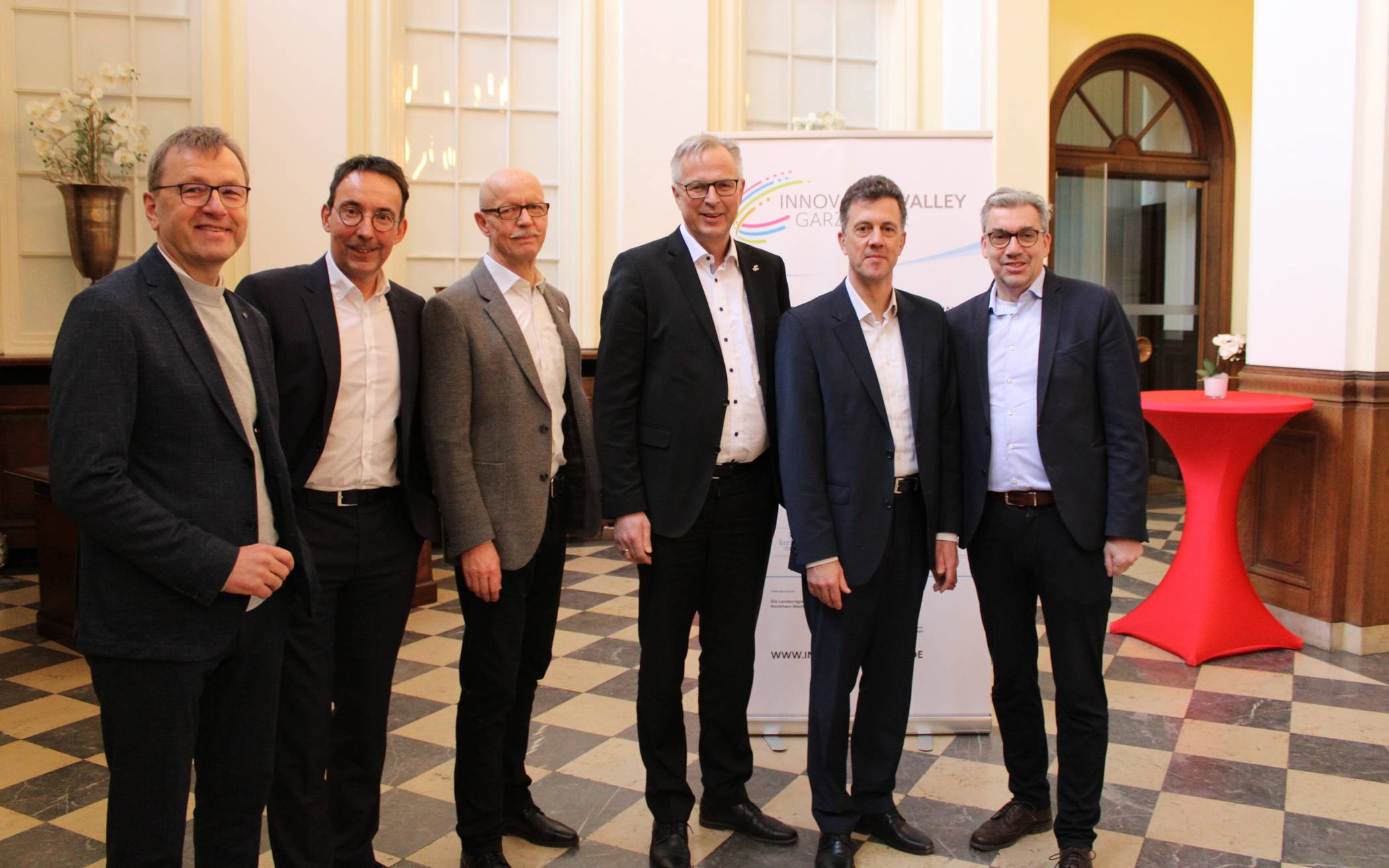 Von links: Jürgen Schnitzmeier, Ulrich Schirowski, Harald Zillikens, Dirk Brügge, Volker Mielchen und David Bongartz.   