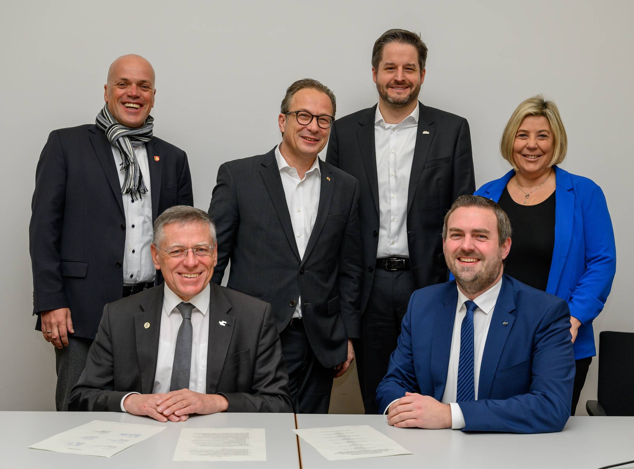  Der Landrat und die Bürgermeister der Kommunen mit eigenen Jugendämtern unterzeichneten eine Kooperationsvereinbarung zur Gründungen eines interkommunalen Netzwerks für Kinderschutz. 
