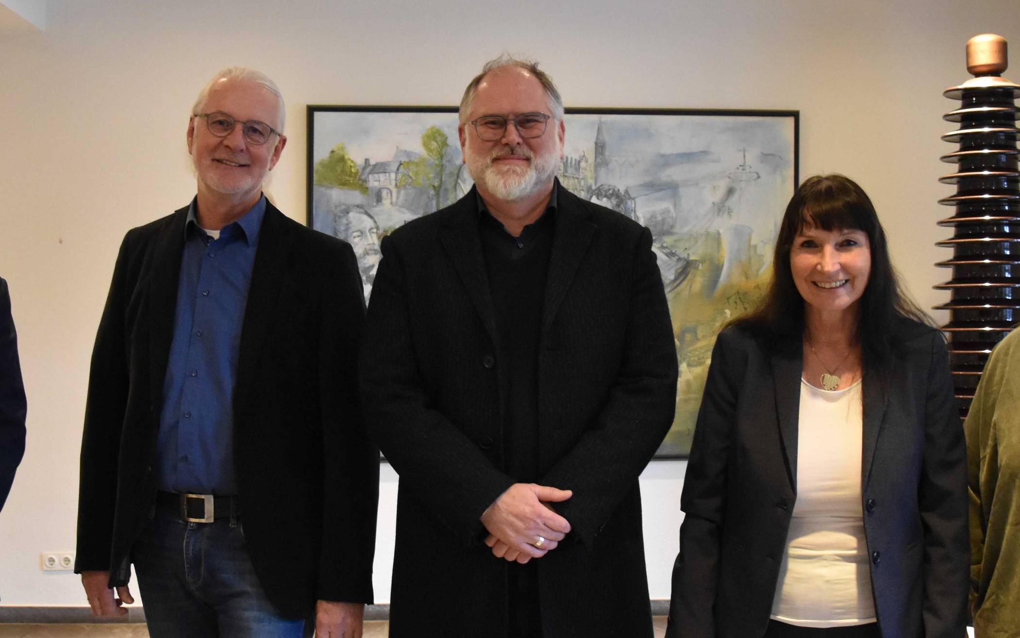 Bürgermeister Klaus Krützen und Gaby Trippen (Zweite von rechts), Vorsitzende der Bezirksvereinigung Mönchengladbach im "Bund Deutscher Schiedsleute" sowie die neuen Schiedspersonen.