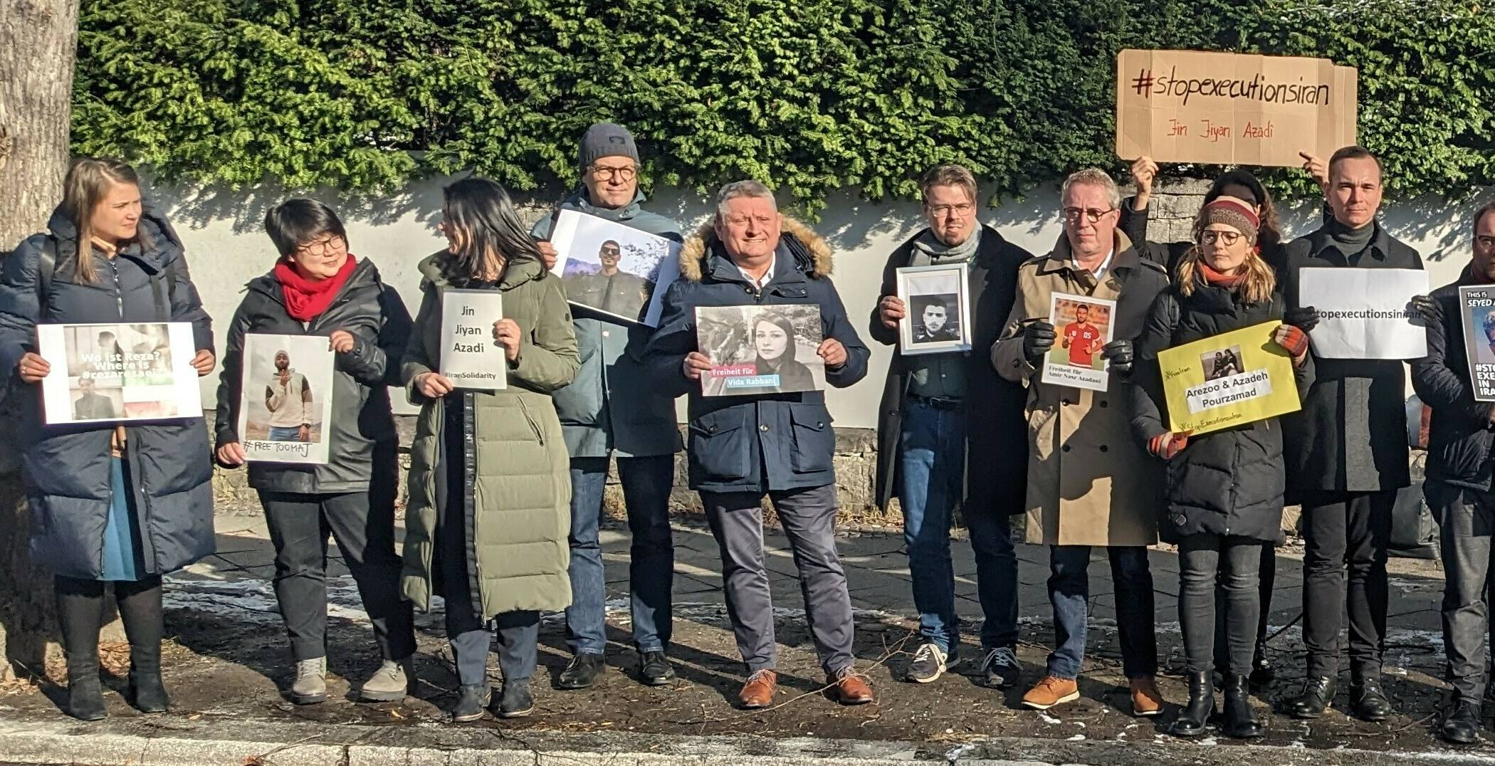  Hermann Gröhe (Fünfter von links) hat am Dienstag gemeinsam mit über 30 Bundestags-Abgeordneten vor der iranischen Botschaft in Berlin protestiert. Alle beteiligten Abgeordneten verbindet, dass sie politische Patenschaften für verfolgte, verurteilte oder mittlerweile hingerichtete Menschen im Iran übernommen haben. 