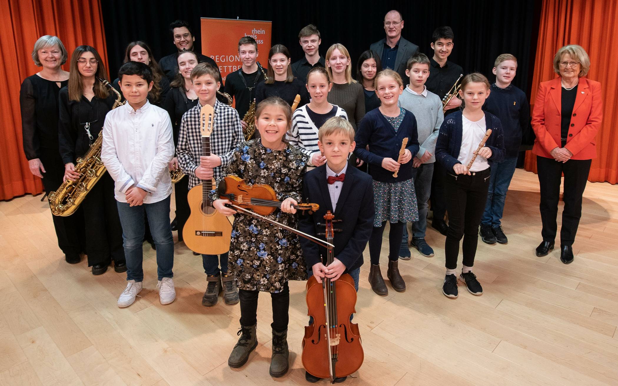  Die Teilnehmer der Musikschule im Rhein-Kreis freuten sich über die Glückwünsche von Angela Stein-Ulrich, stellvertretenden Landrätin, von Musikschullehrer Klaus Mader und Ruth Braun-Sauerwein, Leiterin der Kreis-Musikschule. 