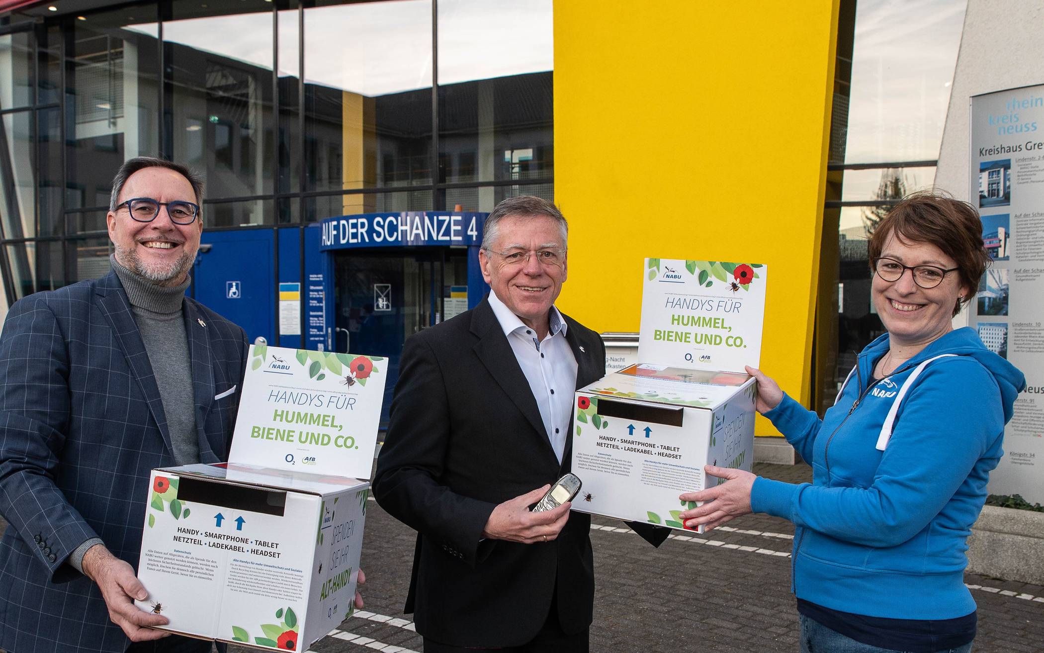  Sie gaben den Startschuss für die Handy-Sammelaktion: Kreisdezernent Harald Vieten, Landrat Hans-Jürgen Petrauschke und Heike Höltkemeier NABU-Kreisverband. 