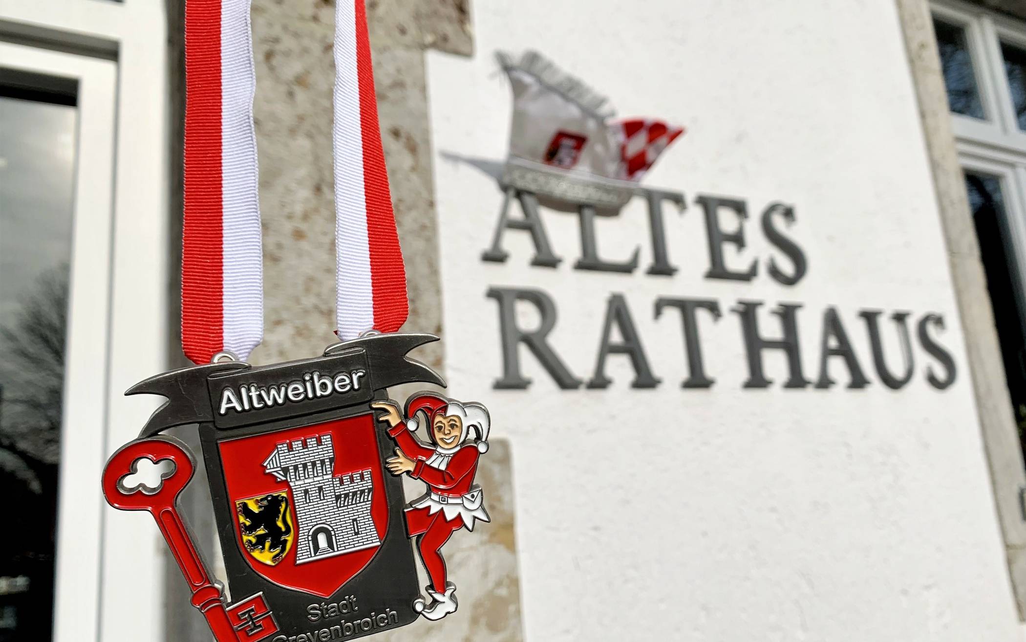  Der neue Orden vor dem „Alten Rathaus“. 