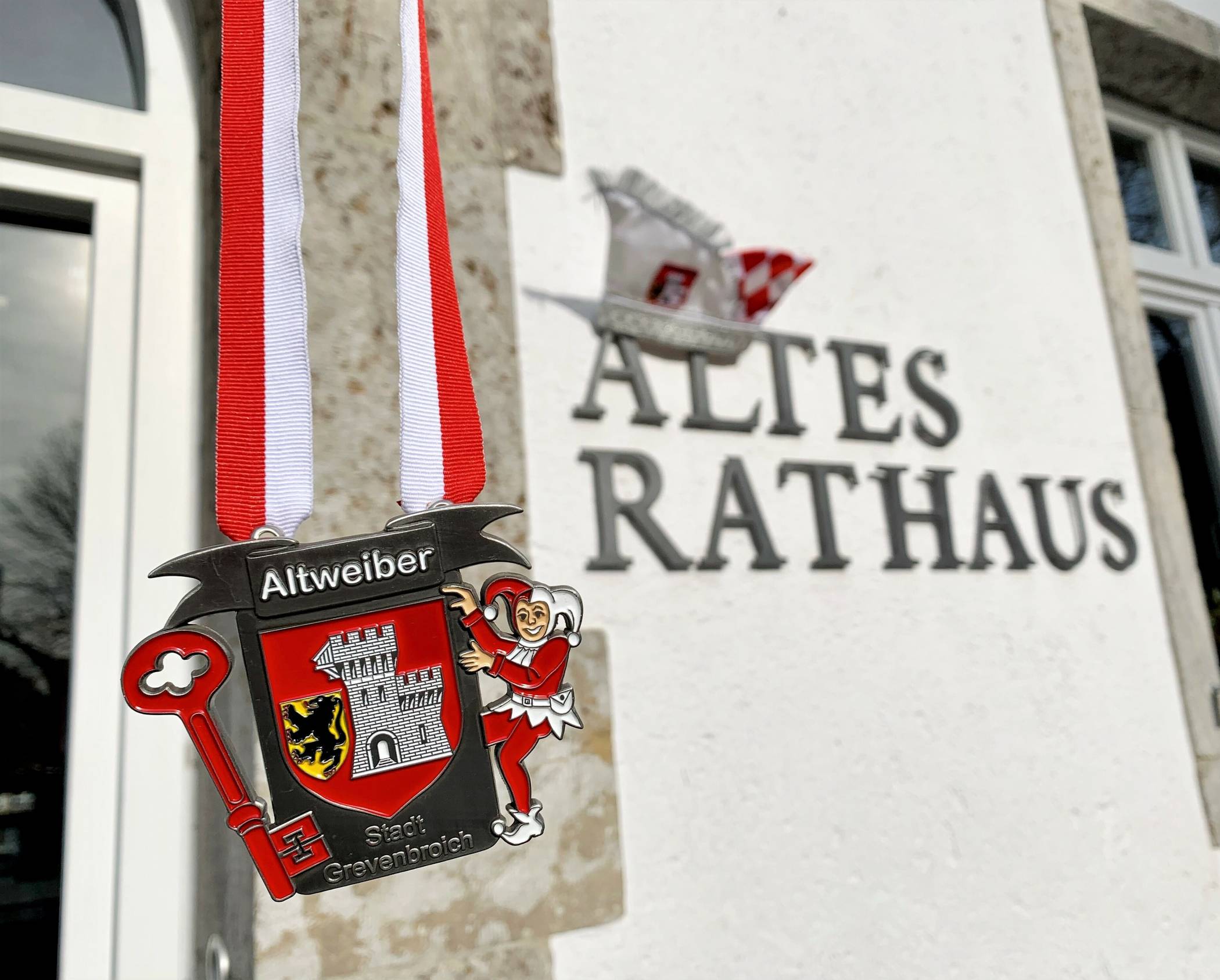  Der neue Orden vor dem „Alten Rathaus“. 