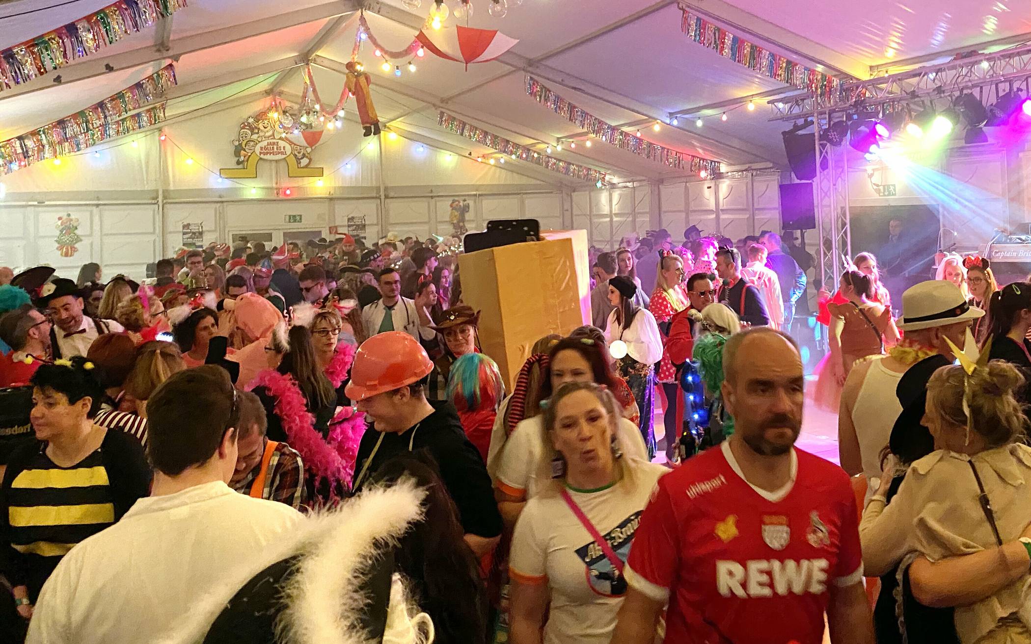  Beste Stimmung ist an den Karnevalstagen in den Rommerskirchener Partyzelten seit Jahren absolut garantiert. 