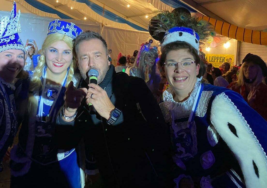 Das Orkener Dreigestirn mit Sänger Sven West, der ja auch bekanntermaßen sein Herz für Karneval entdeckt hat...
