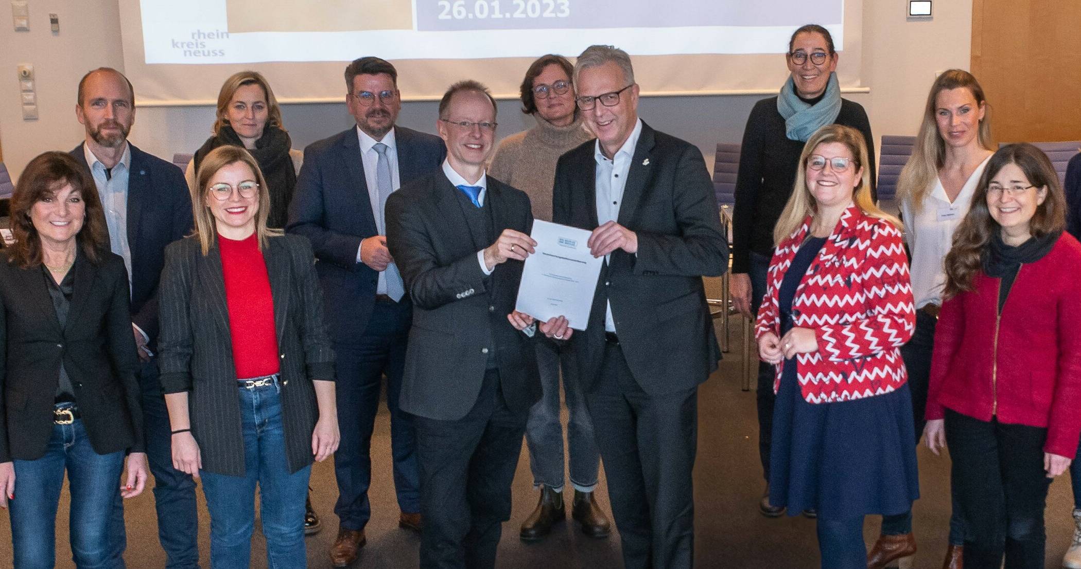 Schulrat Christoph Schröder und Kreisdirektor Dirk Brügge (Mitte) haben zusammen mit den Partnern die Kooperationsvereinbarung unterzeichnet.