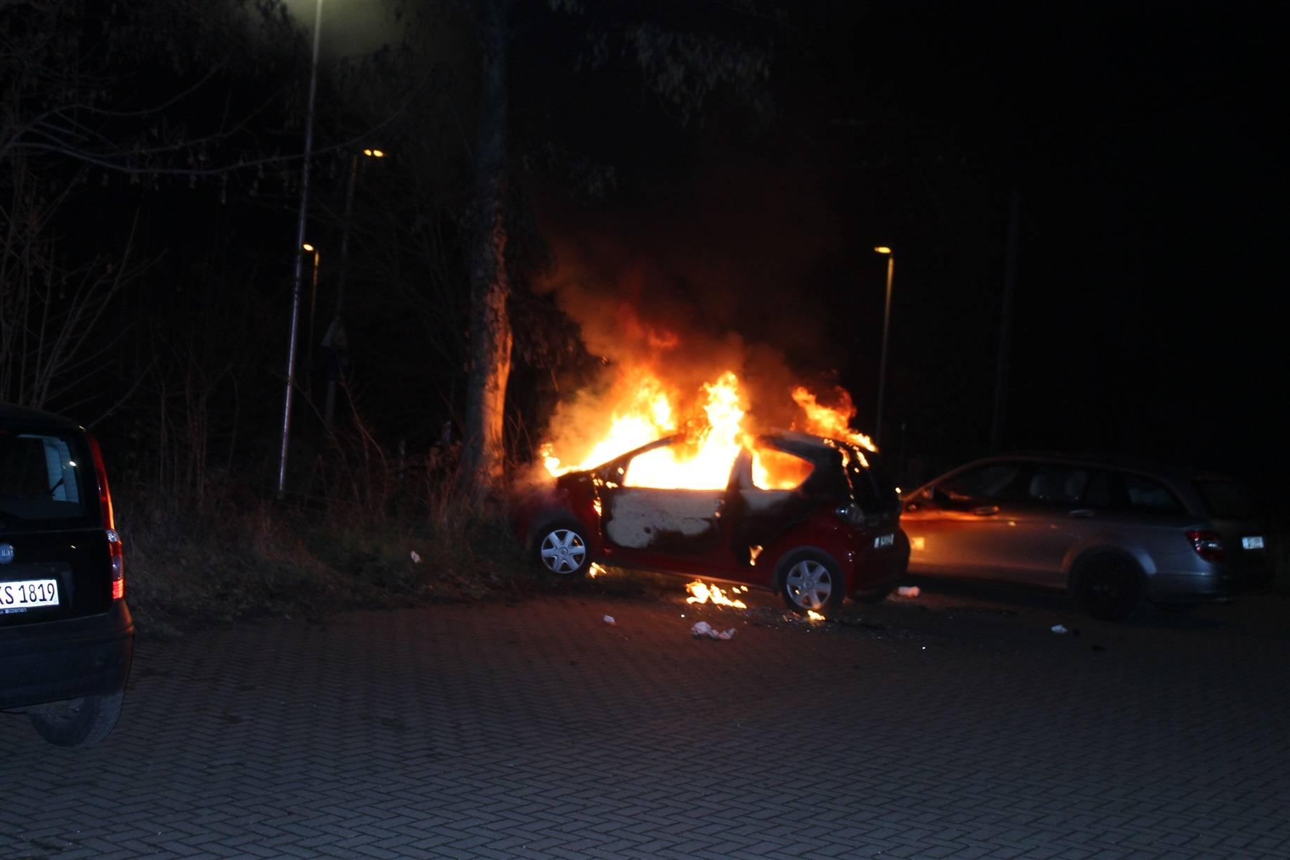 Jüchen: Zwei Autos brannten aus - Polizei ermittelt