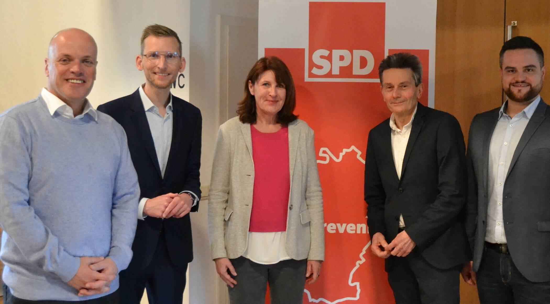  Klaus Krützen (Bürgermeister), Daniel Rinkert (MdB und Vorsitzender der SPD-Ratsfraktion), Birgit Gericke (Vize-Vorsitzende der SPD-Ratsfraktion), Rolf Mützenich (Vorsitzender der SPD-Bundestags-Fraktion) und Daniel Kober (Vorsitzender des SPD-Stadtverband). 
