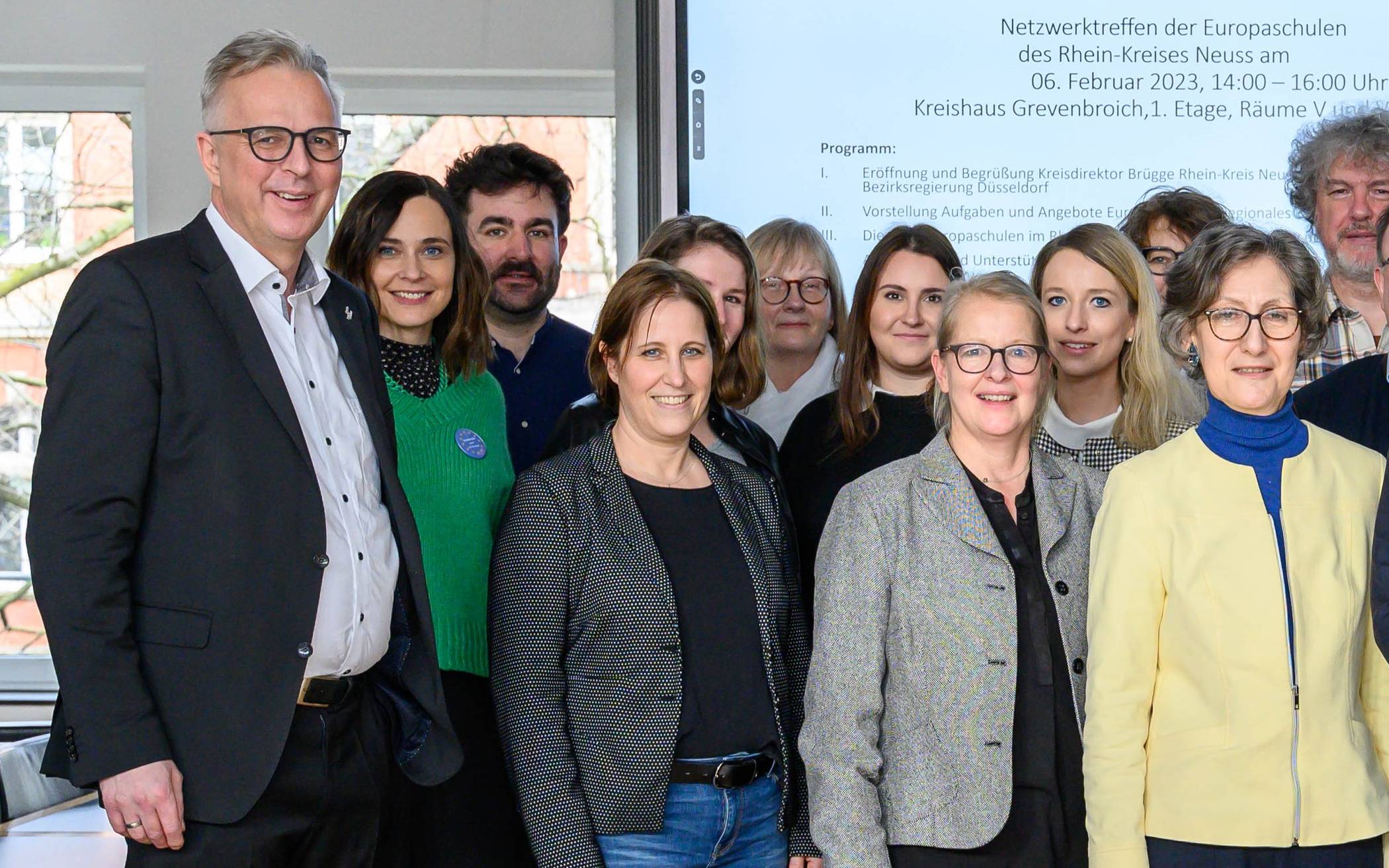 Kreisdirektor Dirk Brügge (links) begrüßte die Teilnehmer des ersten Netzwerktreffens der Europaschulen im Rhein-Kreis in Grevenbroich.