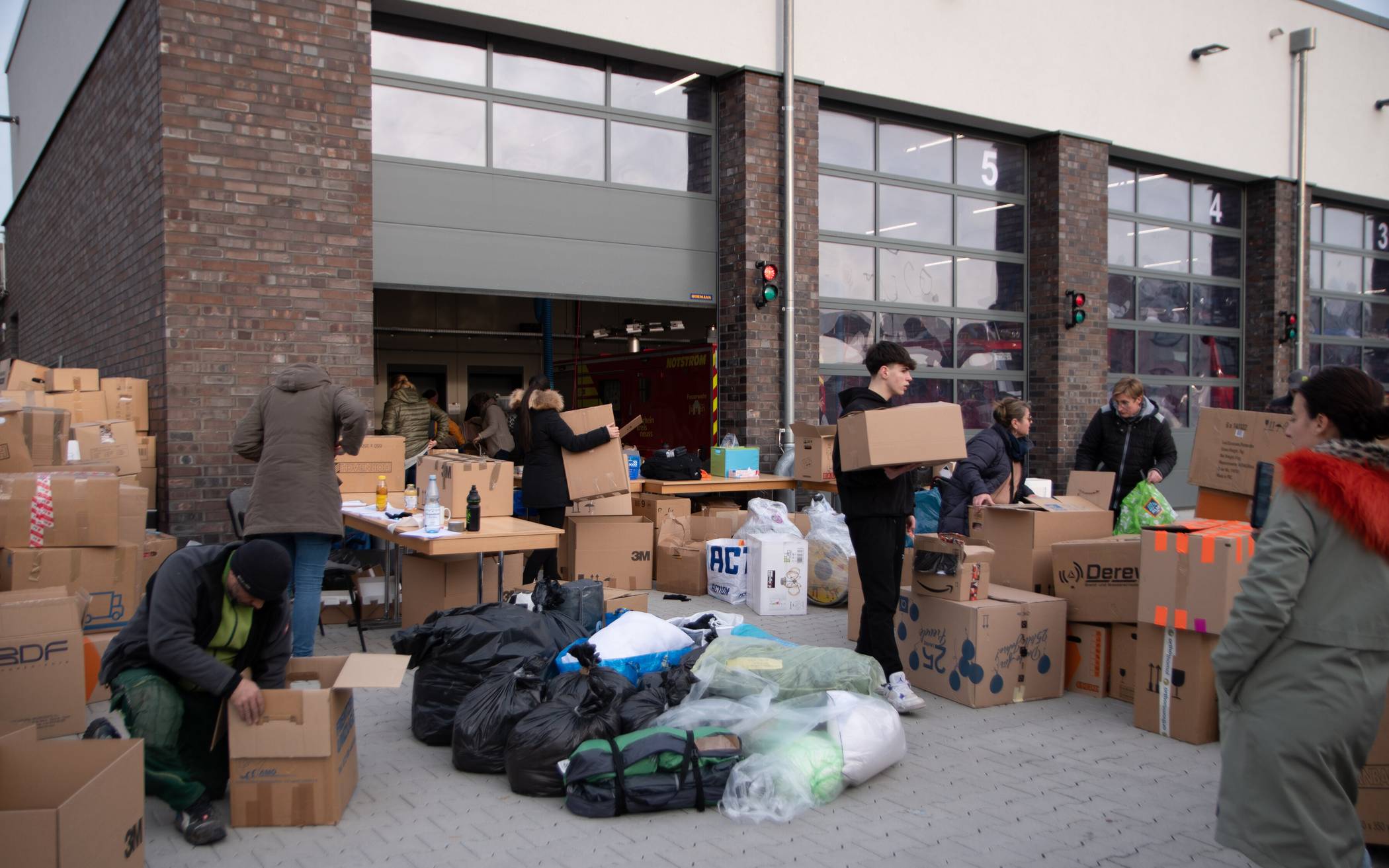  Innerhalb kürzester Zeit kamen zahlreiche Spenden in Hochneukirch zusammen, die von engagierten Helfern sortiert, verpackt und für den Transport aufgelistet wurden.  