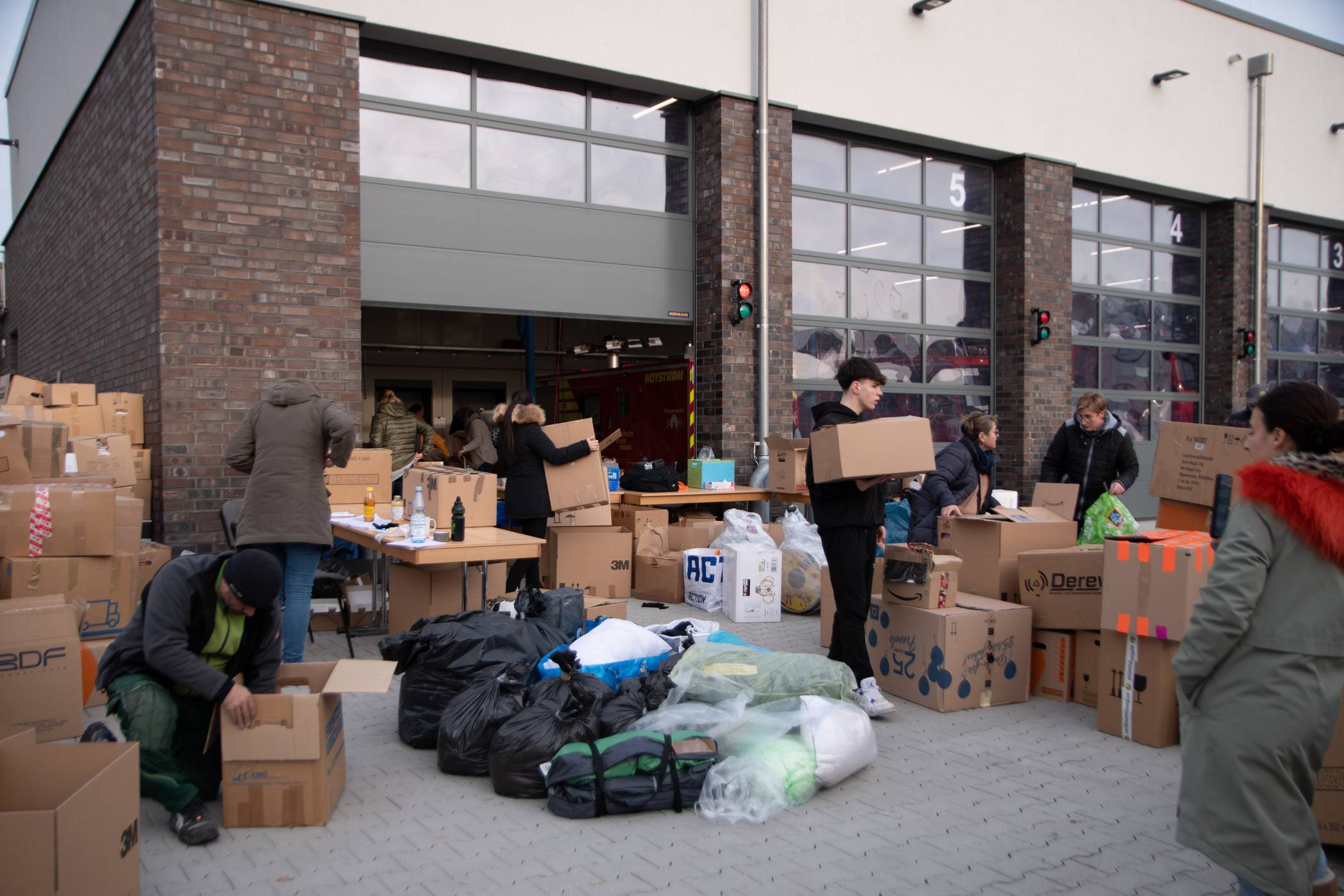  Innerhalb kürzester Zeit kamen zahlreiche Spenden in Hochneukirch zusammen, die von engagierten Helfern sortiert, verpackt und für den Transport aufgelistet wurden.  