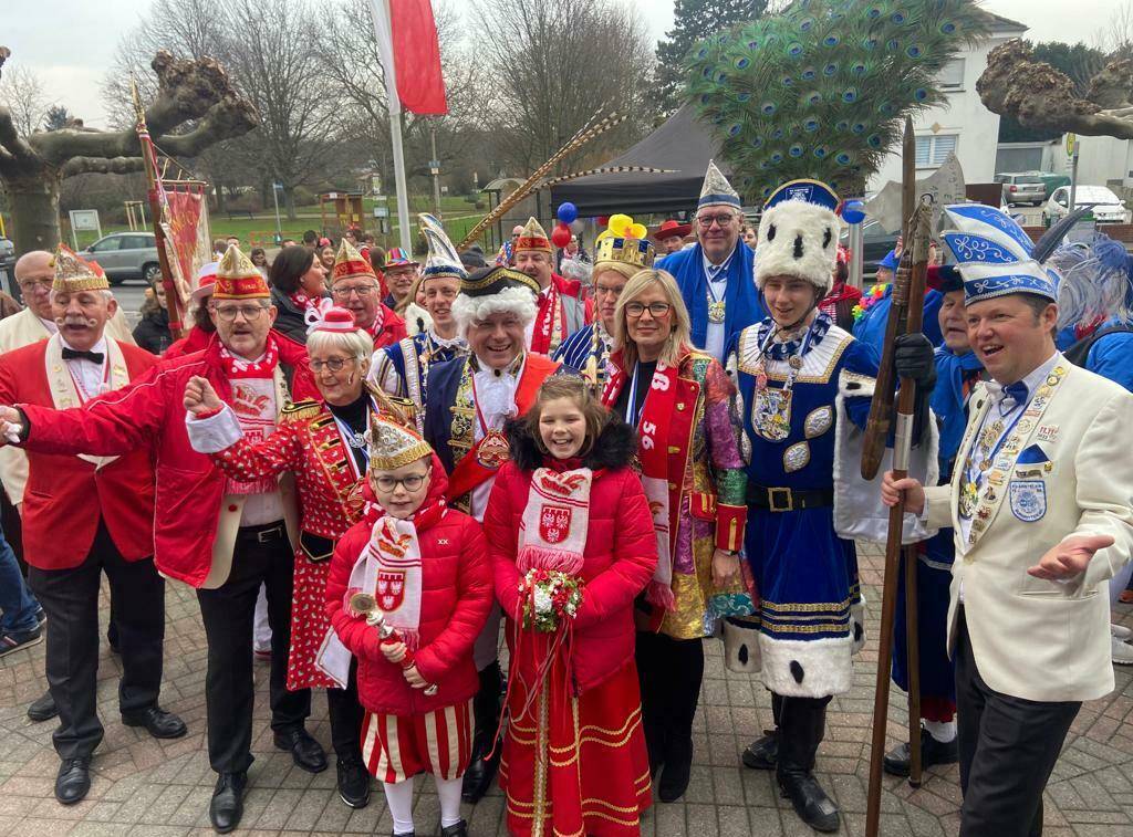  Prinz Philpp Jakubczak und Prinzessin Amelie Bufang von der KG „Rut-Wiess“ sowie Prinz Thorsten Queste, Jungfrau Benni de Vries und Bauer Nils Sauer von den „Ansteler Burgritter“ teilen sich jetzt die Macht im Gillbach-Rathaus. 