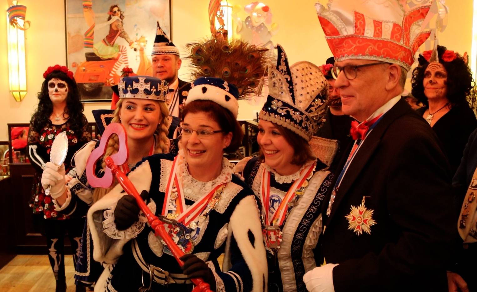 Vize-Bürgermeister Peter Cremerius (rechts), geschult durch viele Jahre Schützen-Präsidententum, macht auch im rheinischen Winterbrauchtum eine gute Figur neben dem „blau-weiße“ Damen-Trio.