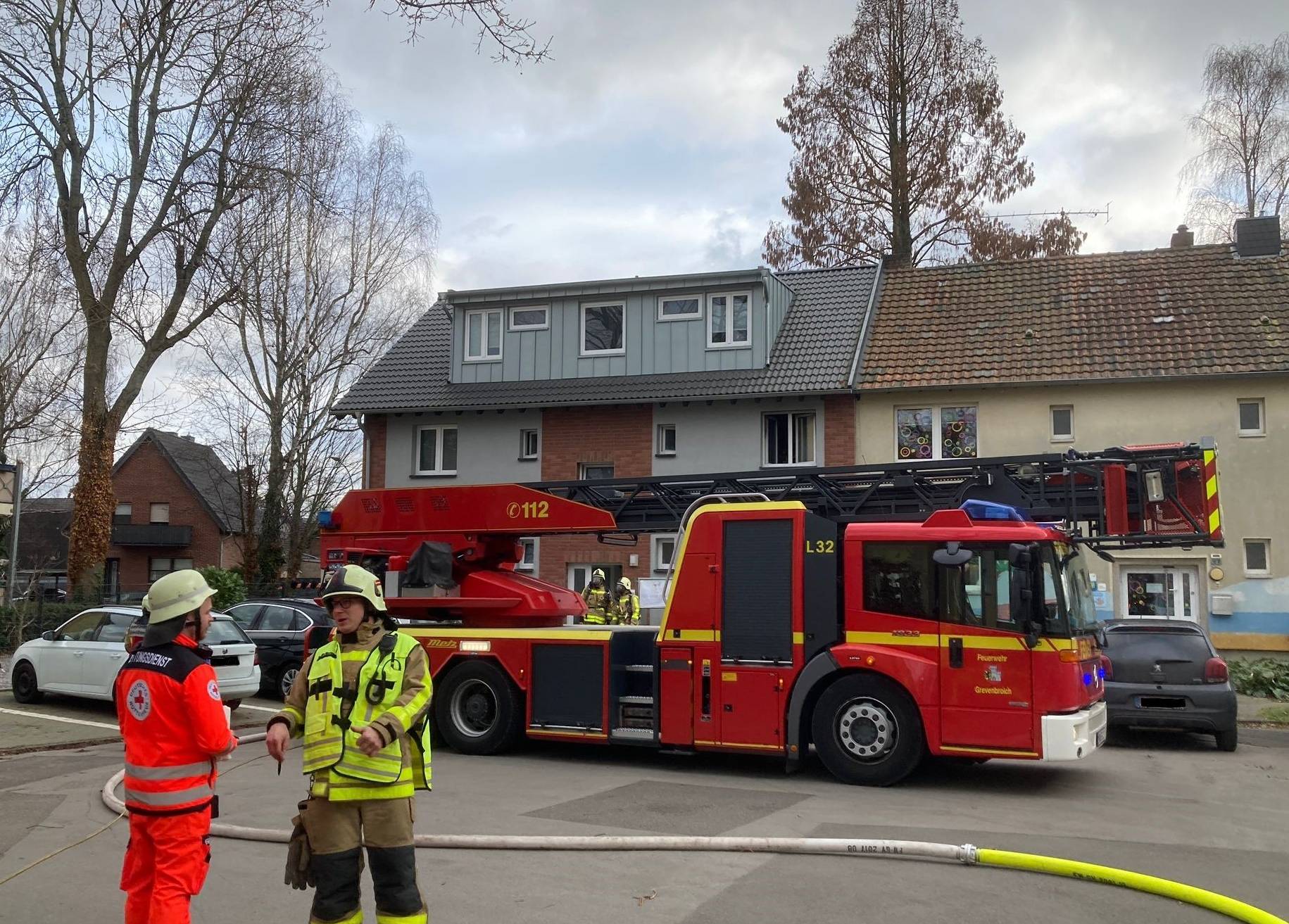 Zwei Verletzte bei Küchenbrand in Grevenbroich.