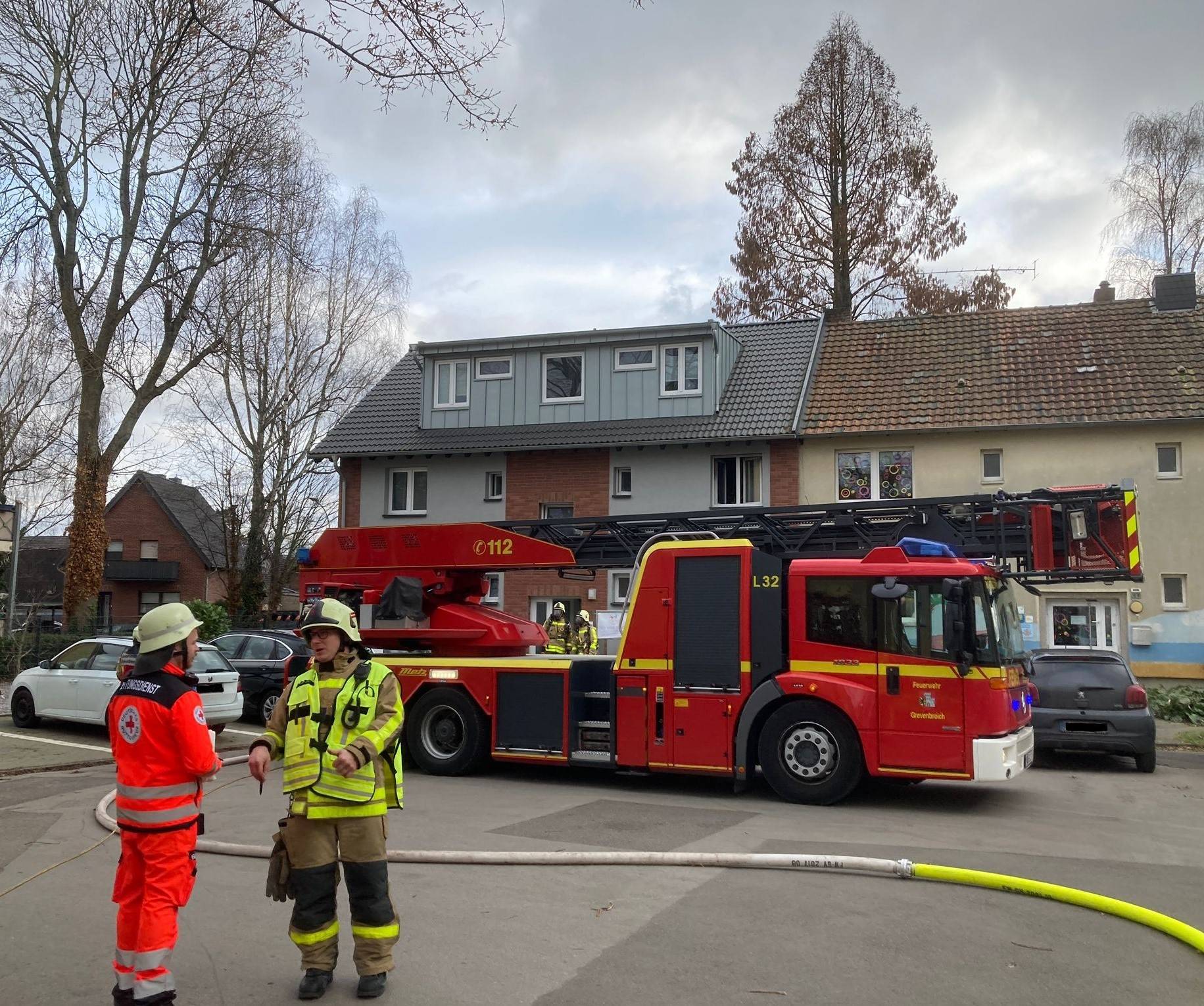Zwei Verletzte bei Küchenbrand in Grevenbroich.