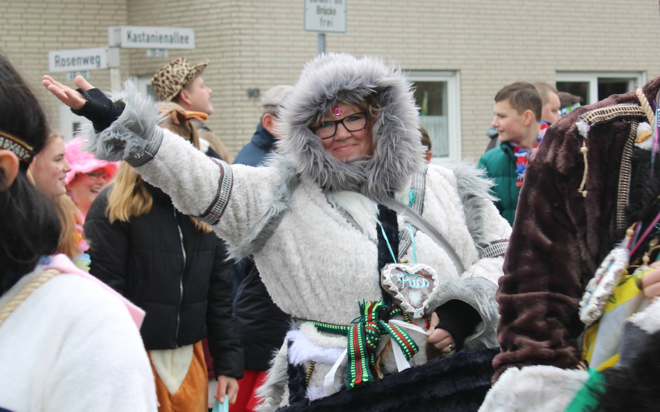 Beste Stimmung auf Rommerskirchens Straßen: jede Menge Jecke im Zug und am...