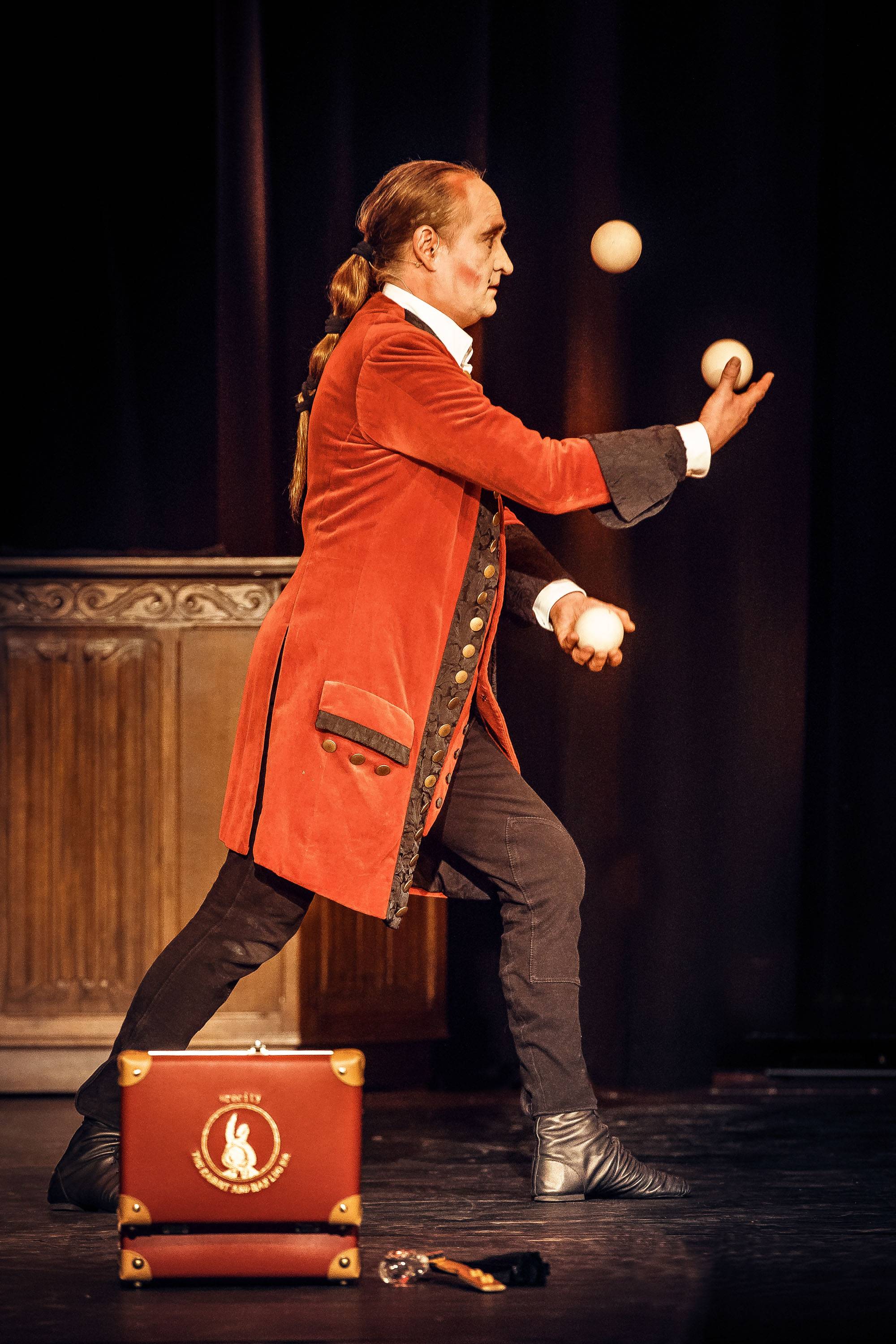 „Le Comte“ Stephan Masur im „Varieté-Spektakel“