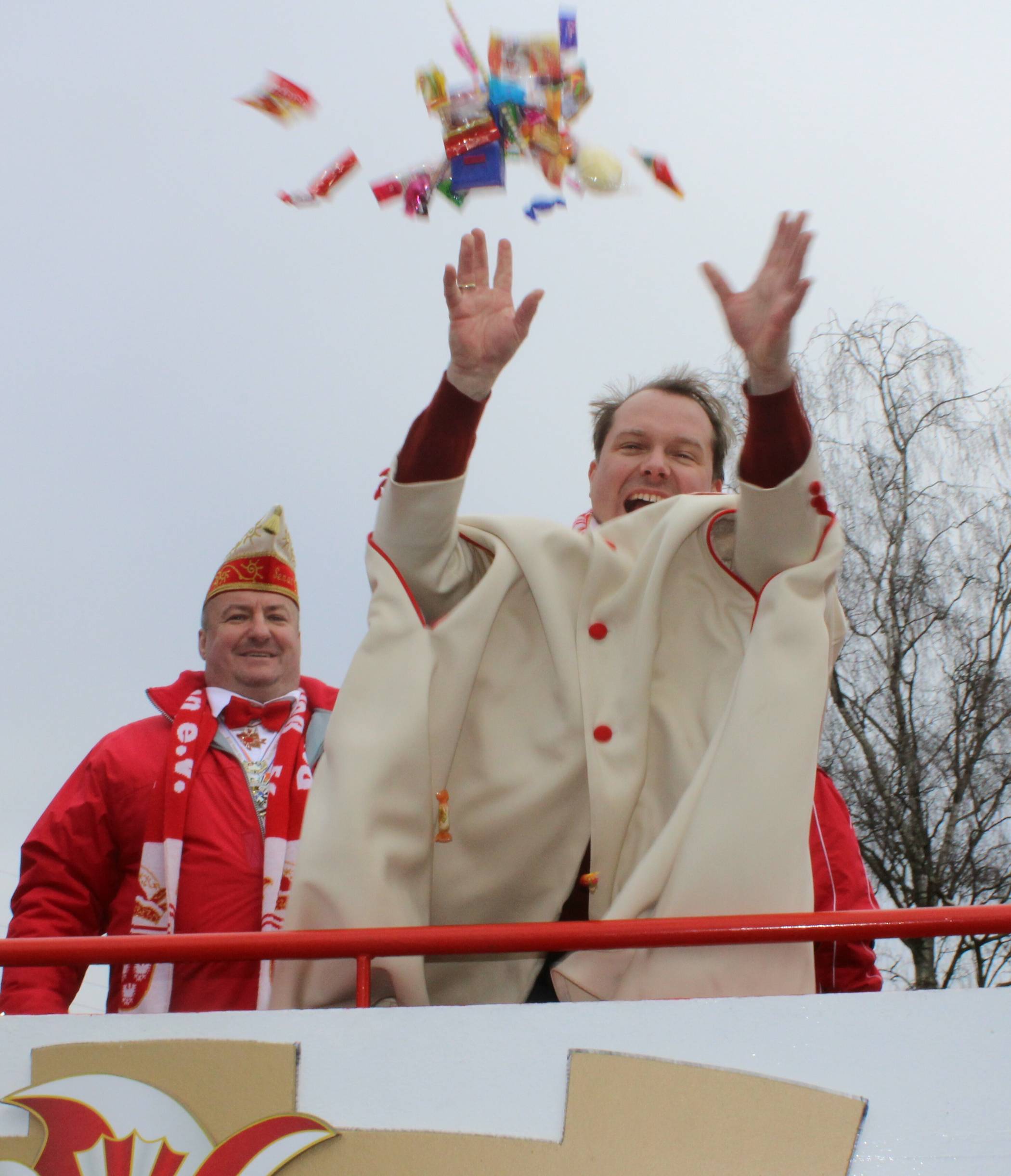 Als er in Anstel unseren Fotografen sah, griff er mit beiden Händen zu und warf ihm...