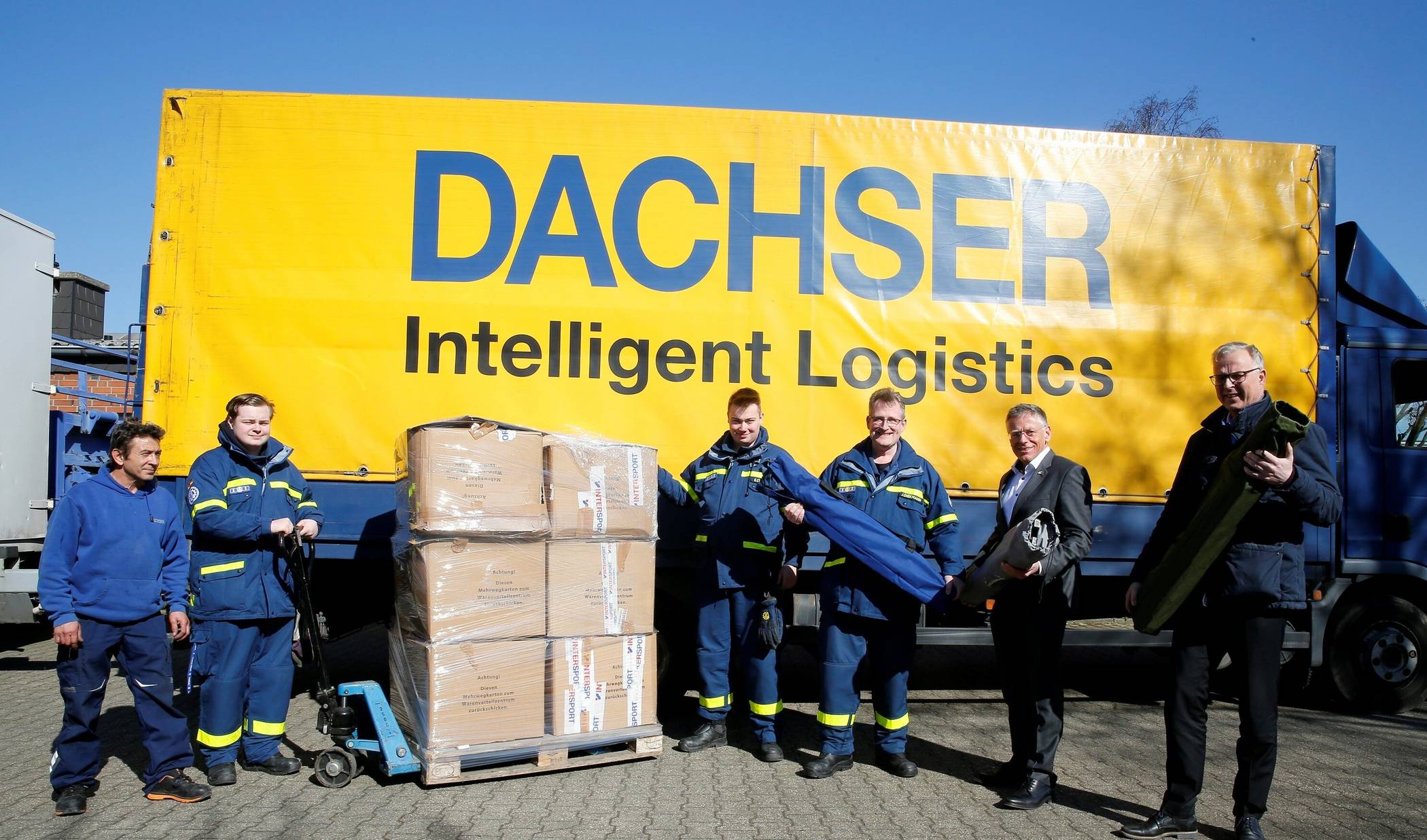 Feldbetten und Schlafsäcke für die Ukraine-Flüchtlinge in Mikolow (von links): Landrat Hans-Jürgen Petrauschke, Kreisdirektor Dirk Brügge (rechts) und THW-Ortsbeauftragter Jürgen Diekmann mit Helfern des THW und von "Dachser".