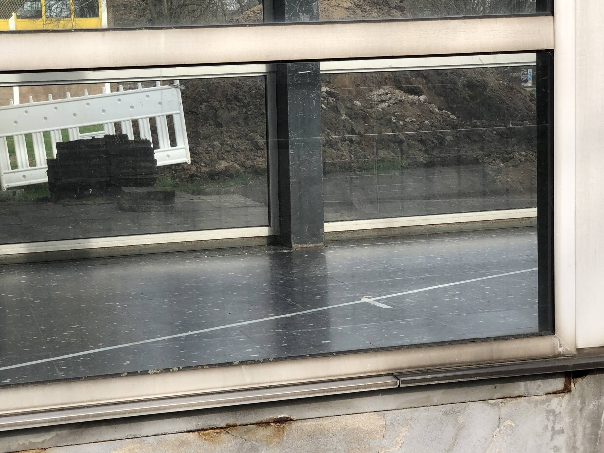 Das Klebeband gibt den Verlauf der Trinkwasserleitung unter dem Durchgang wieder.