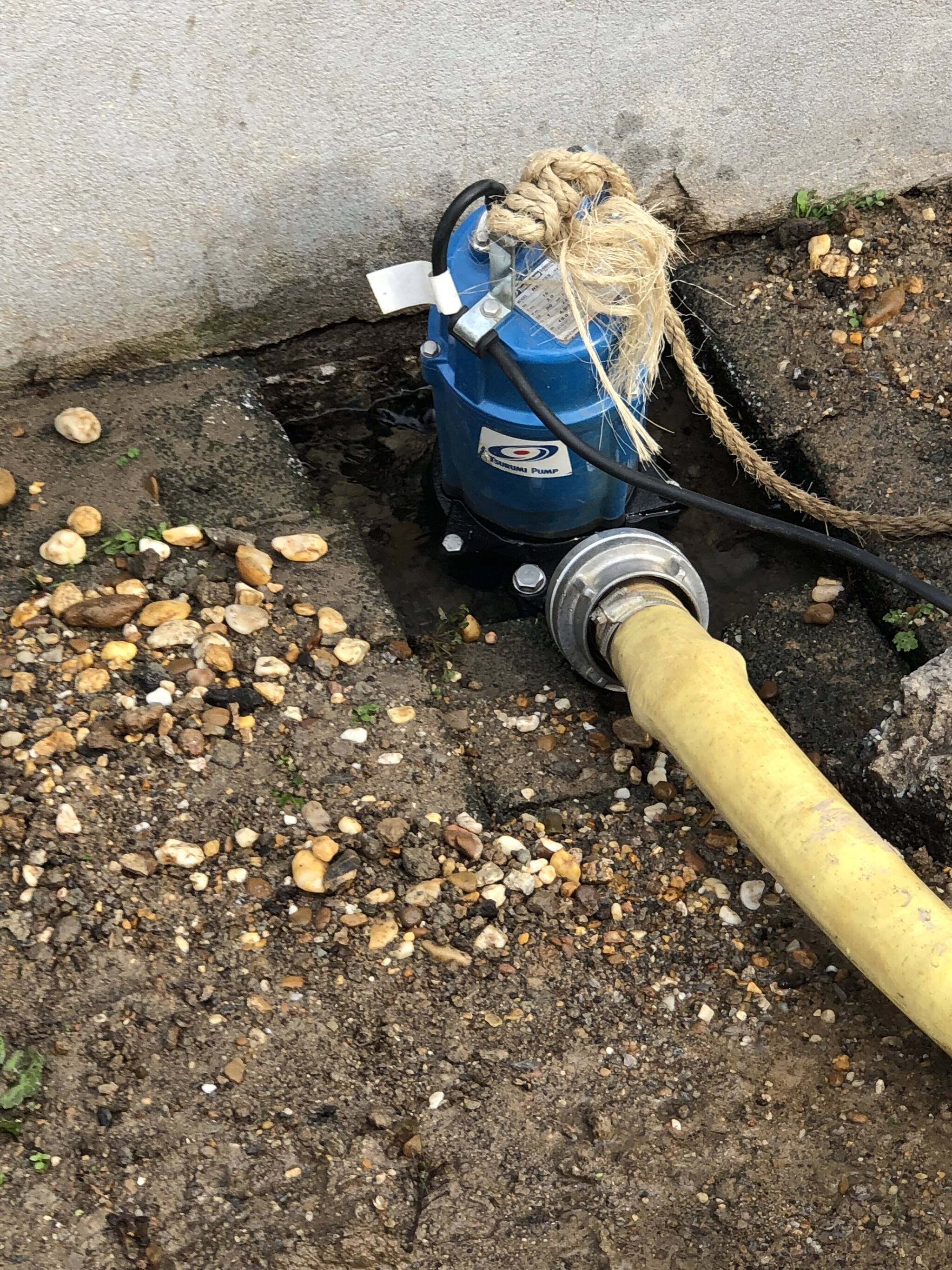  Kleine Ursache, große Wirkung: Bei einer Injektionsbohrung am Sockel wurde die Trinkwasserleitung getroffen. 