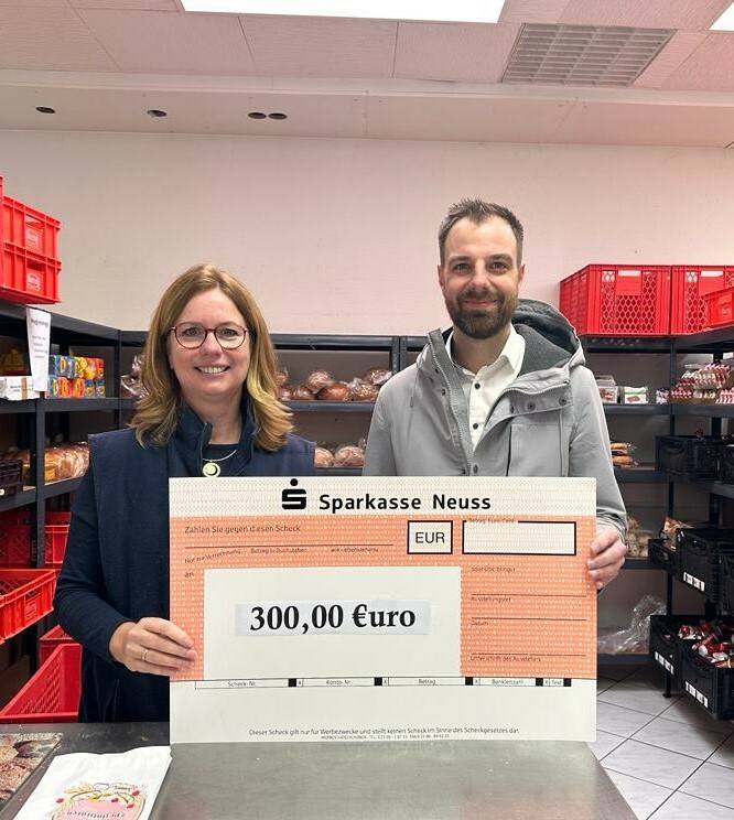 Die zweite Mannschaft spendete aus dem Erlös ihrer Weihnachtstombola an die „Tafel“ (links) und ans Tierheim.