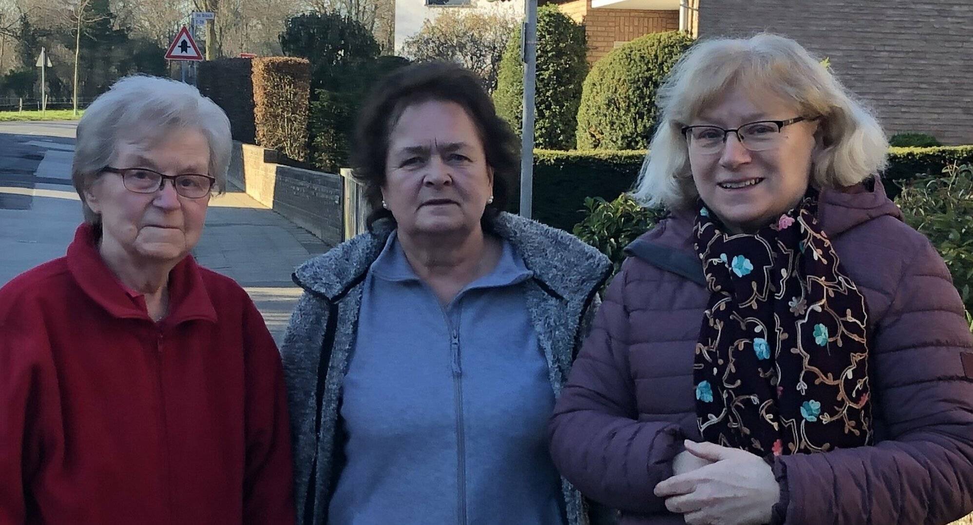 Margret Brentjes und Anna-Maria Zimmermann (von rechts) mit einer weiteren Nachbarin. Sie alle eint der noch hoffnungslose Kampf gegen die Nutrias. 