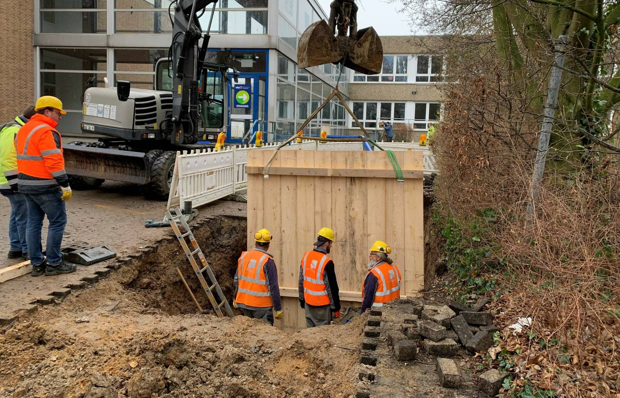 Die Trinkwassertransportleitung soll durch eine Holzkonstruktion