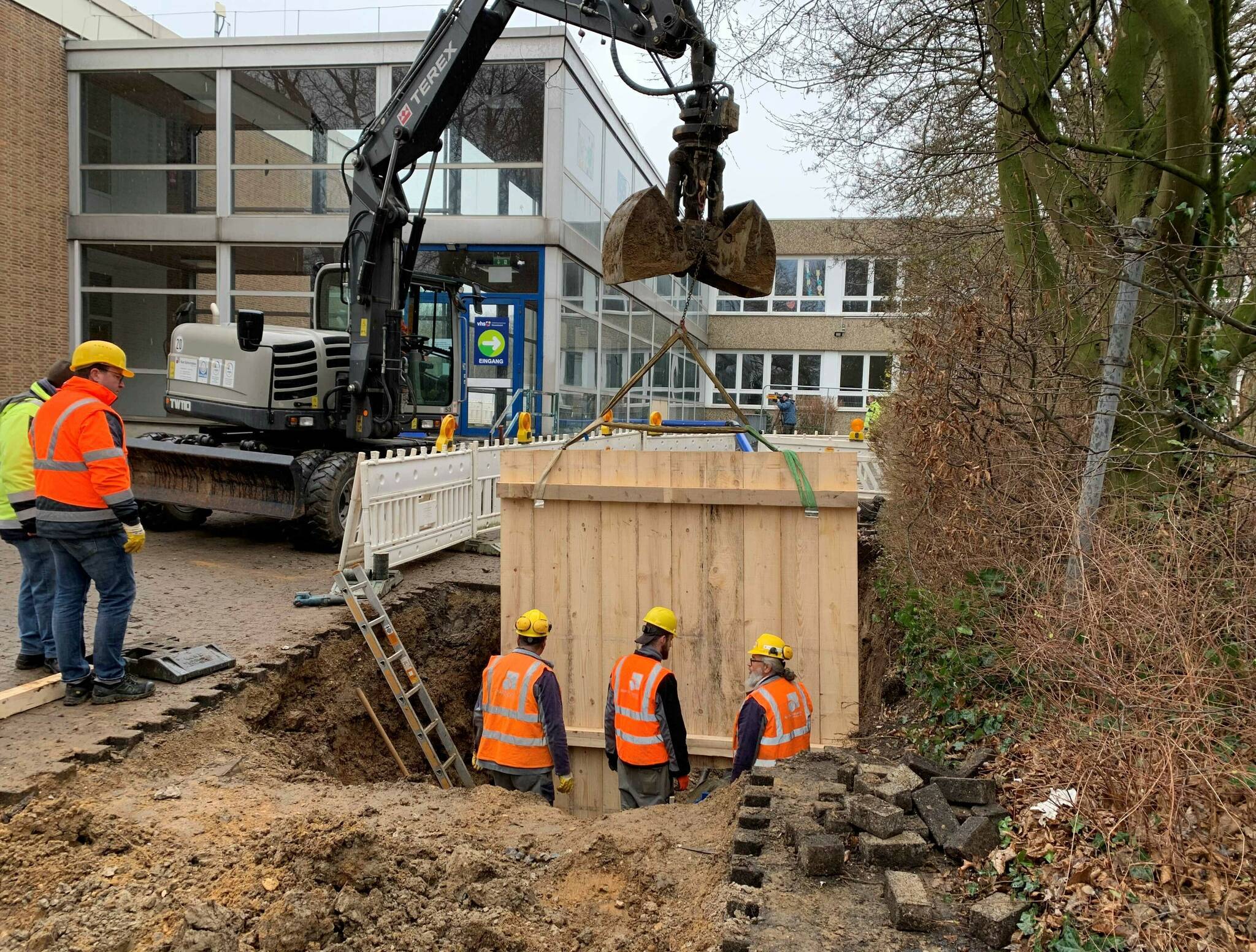  Die Trinkwassertransportleitung soll durch eine Holzkonstruktion und Beton geschützt werden.   