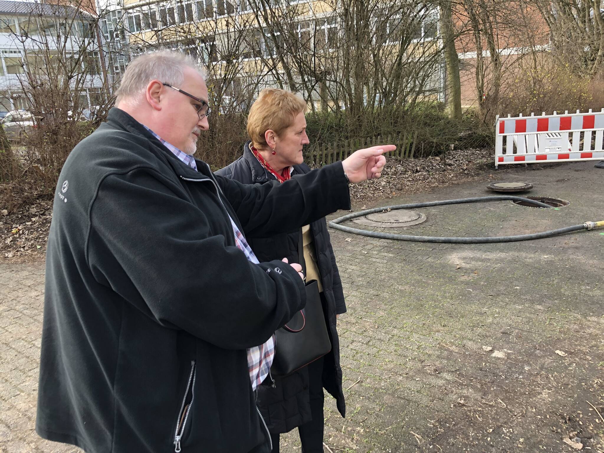 Jürgen Preckel von den Stadtbetrieben gibt seiner Chefin Monika Stirken-Hohmann einen Lagebericht.