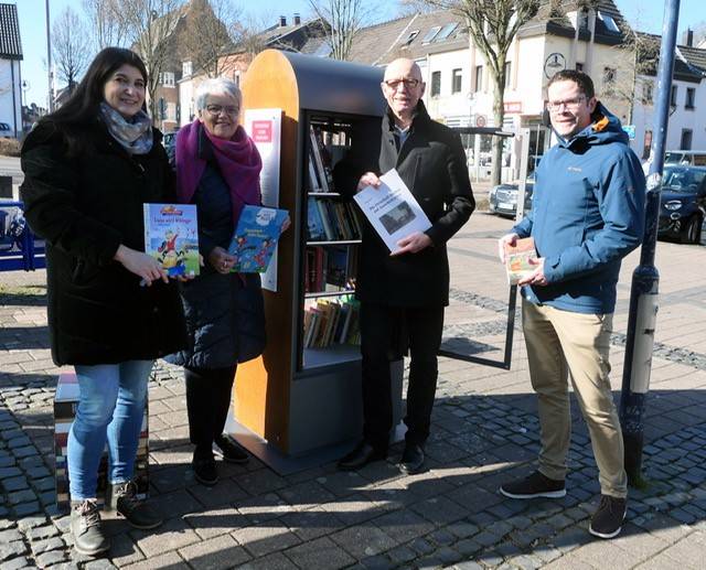  Am Donnerstag wurde der Bücherschrank auf dem Markt eröffnet. Schon jetzt warten viele Bücher darauf, gelesen zu werden. 