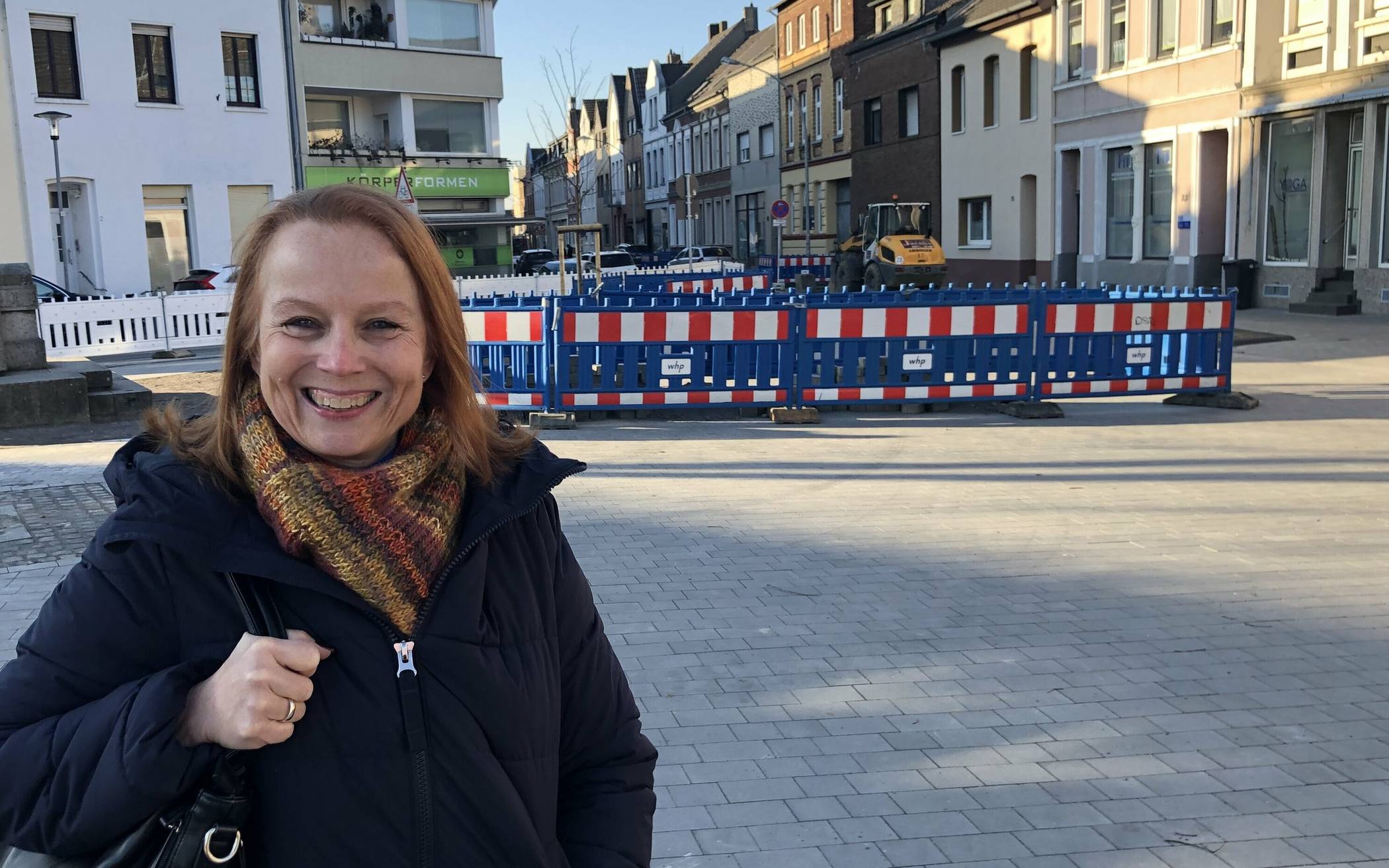 Martina Suermann-Igné, als Vorsitzende des Innenstad-Ausschusses quasi die „Bürgermeisterin für die City“, beim Ortstermin auf dem „Platz der Deutschen Einheit“.