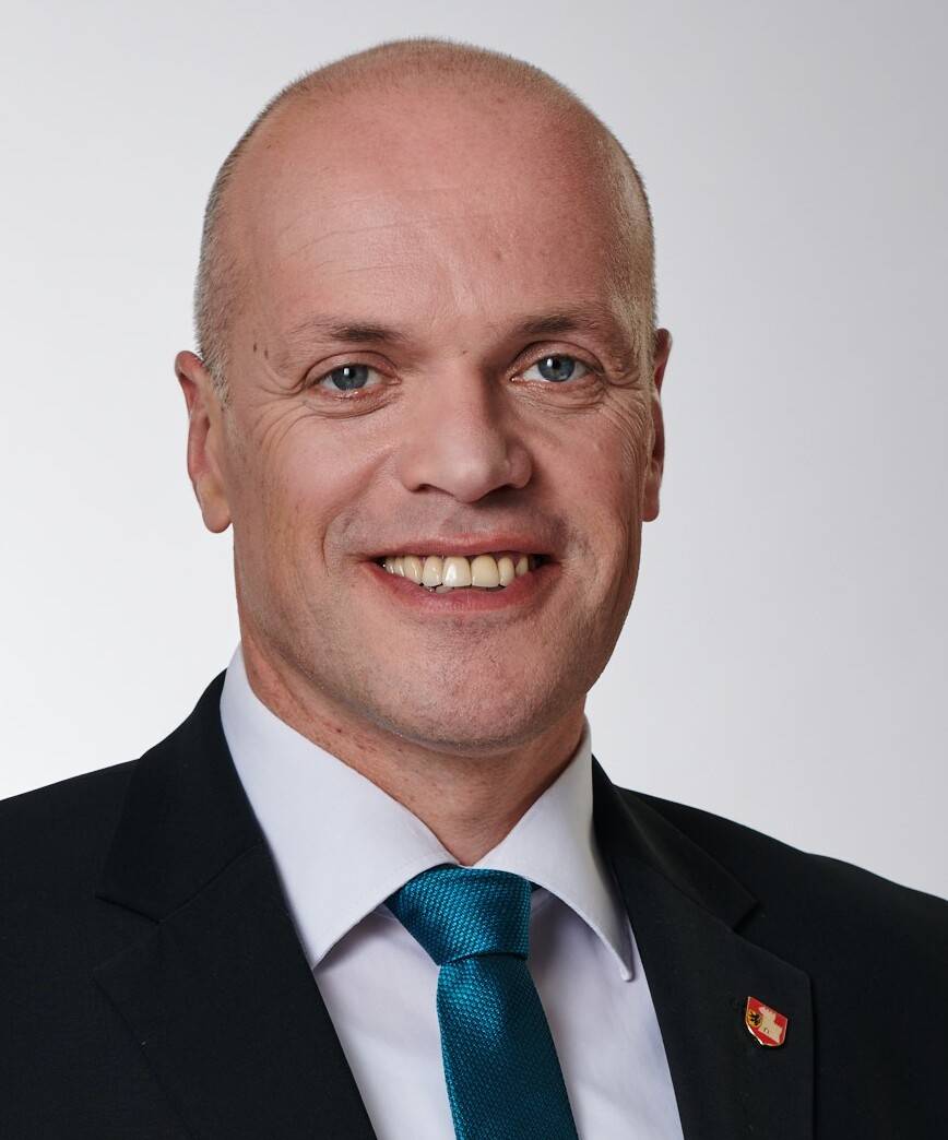  Bürgermeister Klaus Krützen steht natürlich einem größeren Rathaus vor – mit deutlich mehr Personal. Und deutlich mehr Beamten. 