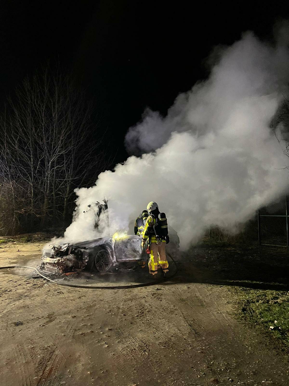  Einsatz der Feuerwehr Grevenbroich bei einem PKW-Brand am  Donnerstag. 