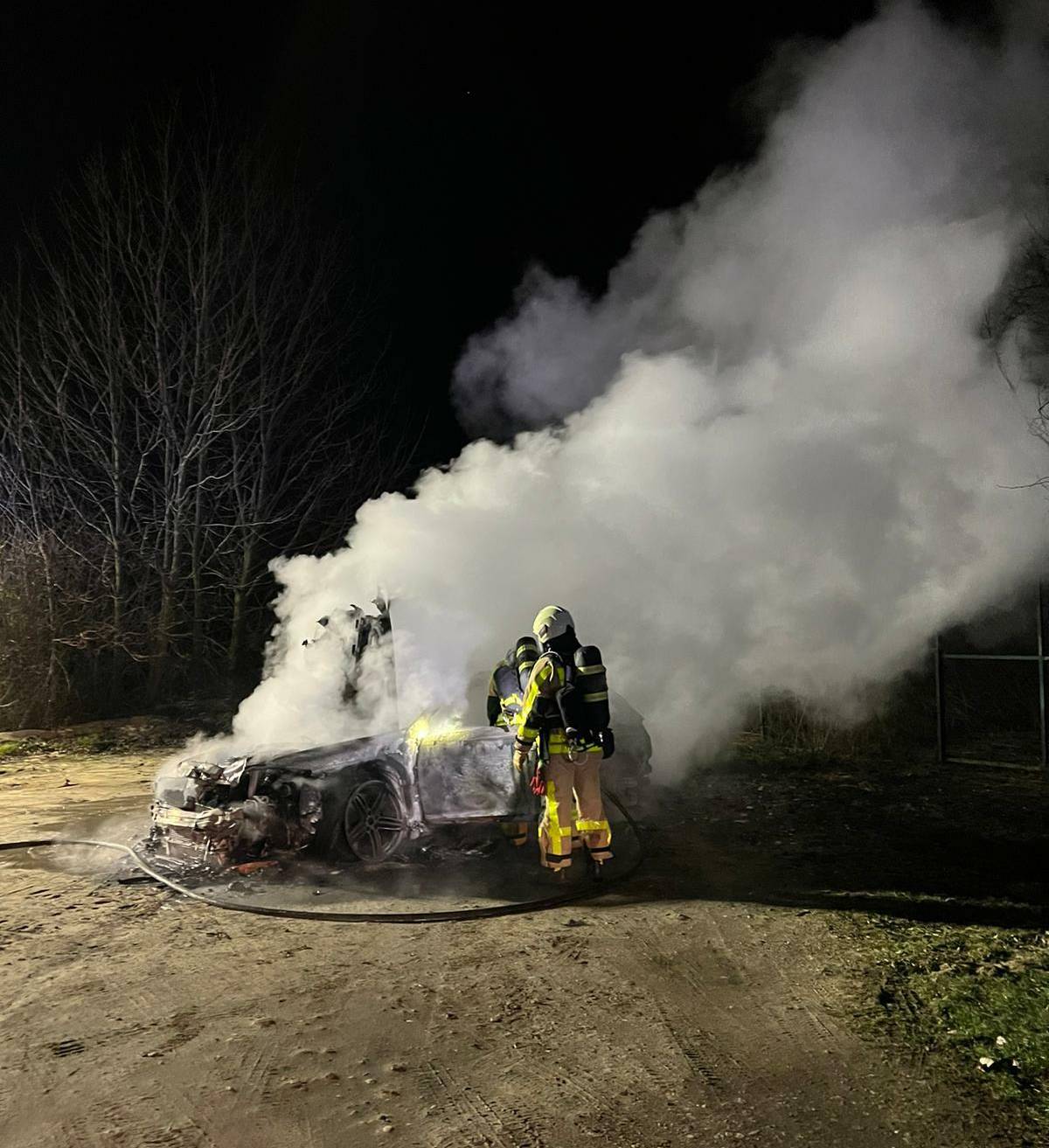  Einsatz der Feuerwehr Grevenbroich bei einem PKW-Brand am  Donnerstag. 