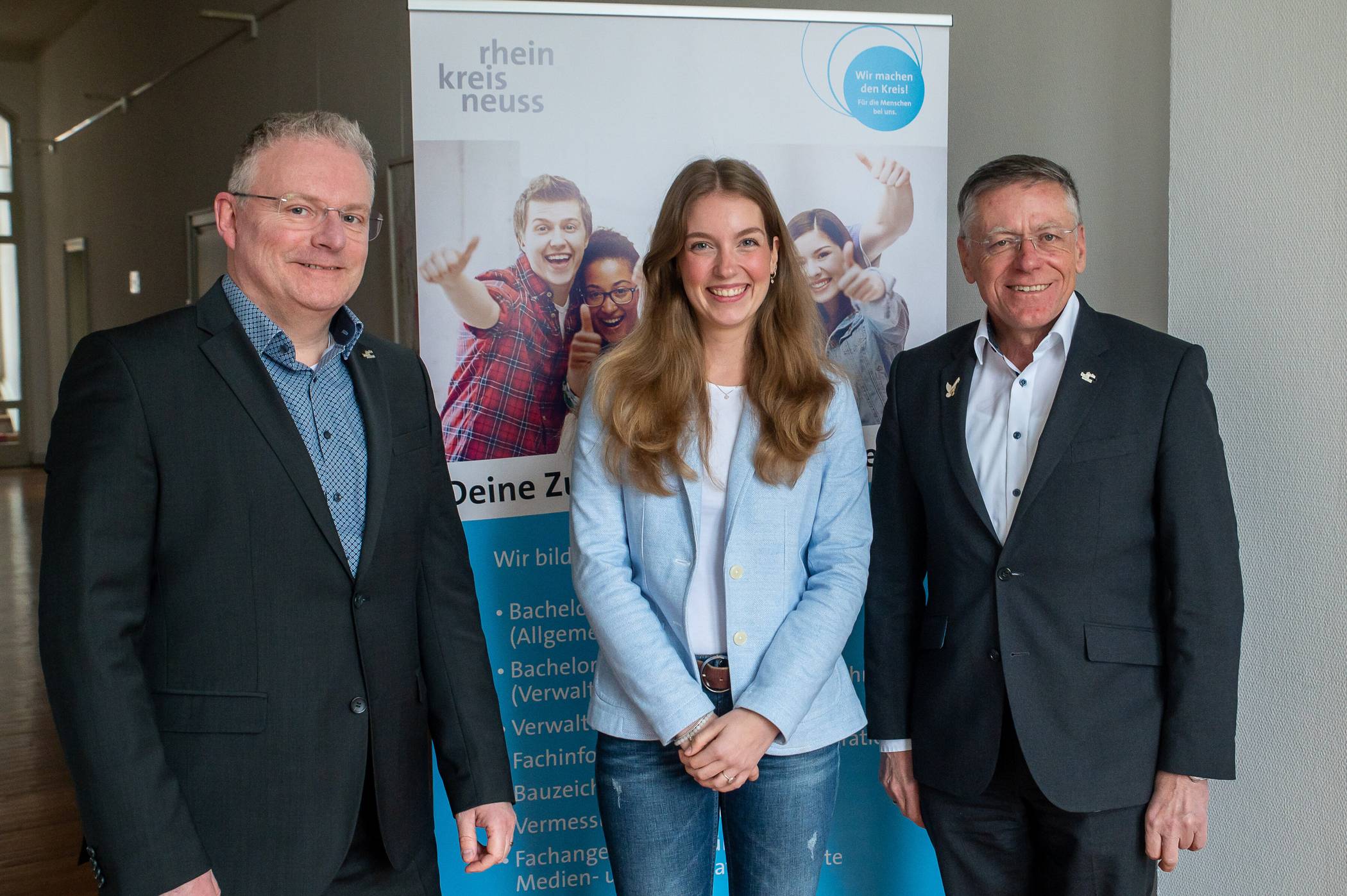  Landrat Hans-Jürgen Petrauschke (r.) und Personalamtsleiter Jörg Arndt mit der neuen Ausbildungsleiterin Nina Sophie Langenberg. 