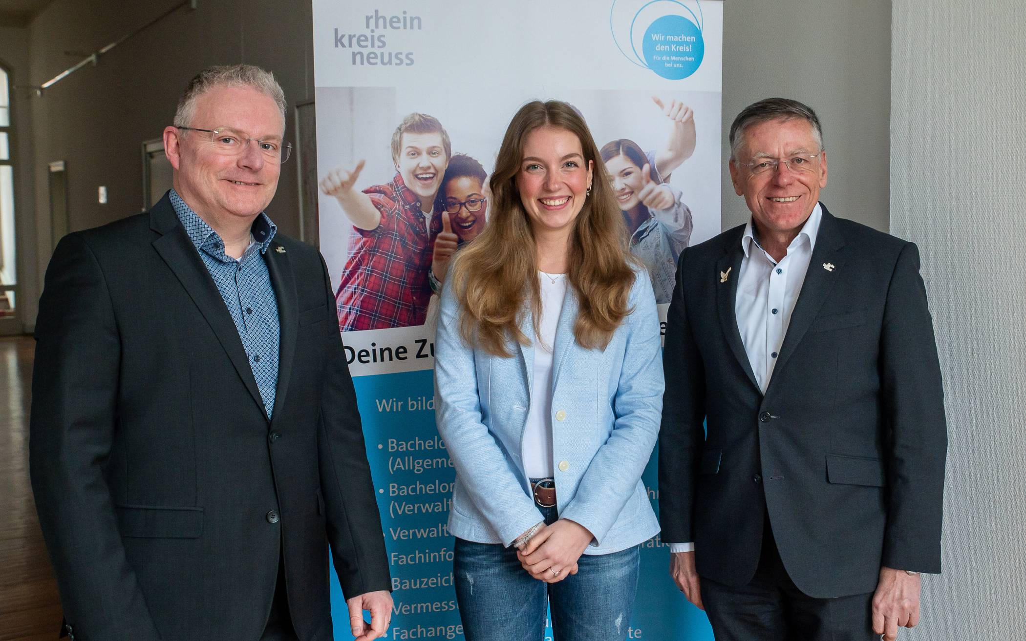  Landrat Hans-Jürgen Petrauschke (r.) und Personalamtsleiter Jörg Arndt mit der neuen Ausbildungsleiterin Nina Sophie Langenberg. 