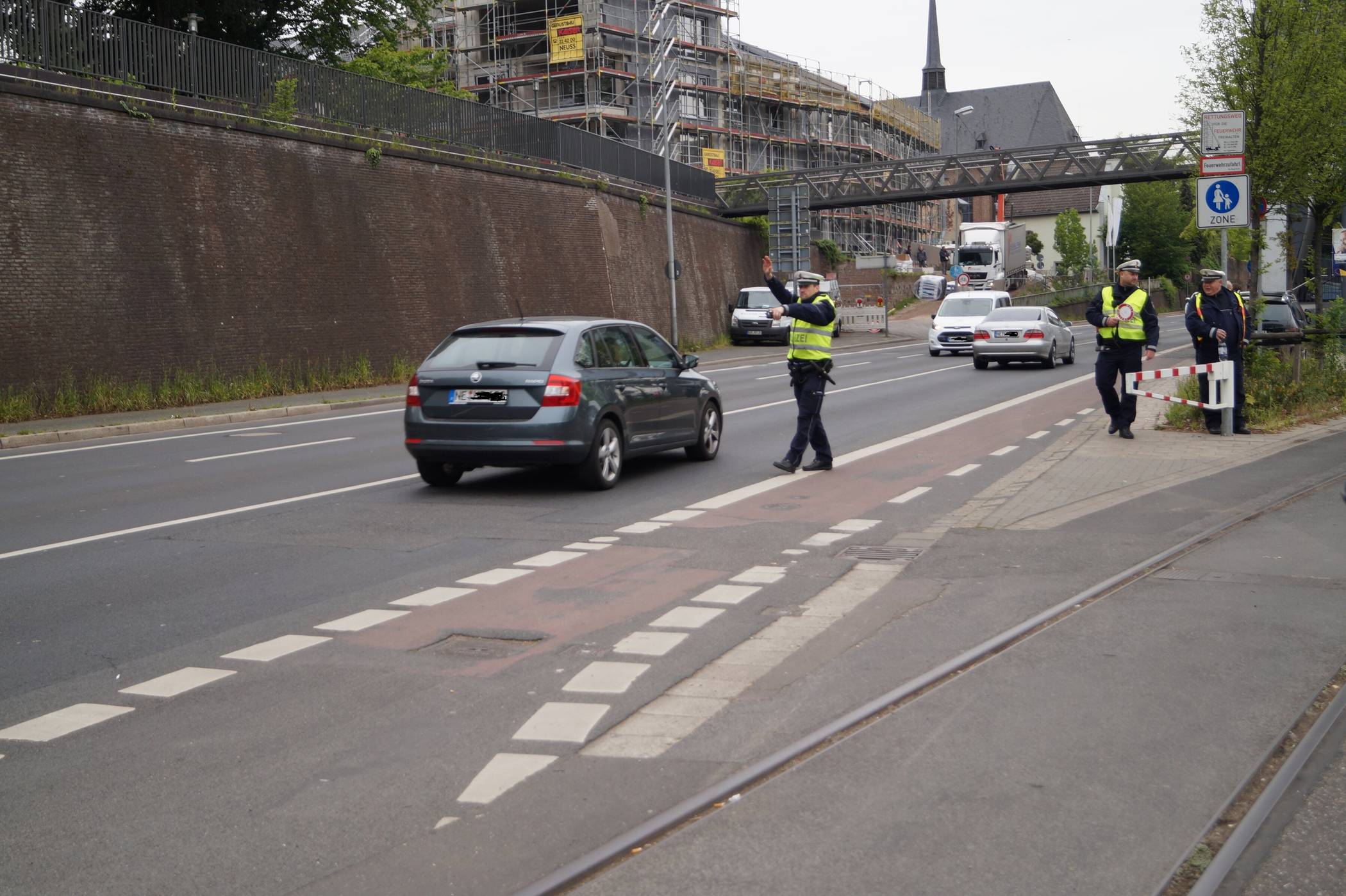  Mit gezielter Verkehrsüberwachung, Aufklärung und öffentlichkeitswirksamen Aktionen will die Polizei für die Bekämpfung von Hauptunfallursachen sensibilisieren. Die Ahndung von Verkehrsverstößen ist im Interesse der Verkehrssicherheit und bleibt weiterhin eine wichtige Aufgabe der Polizei. 